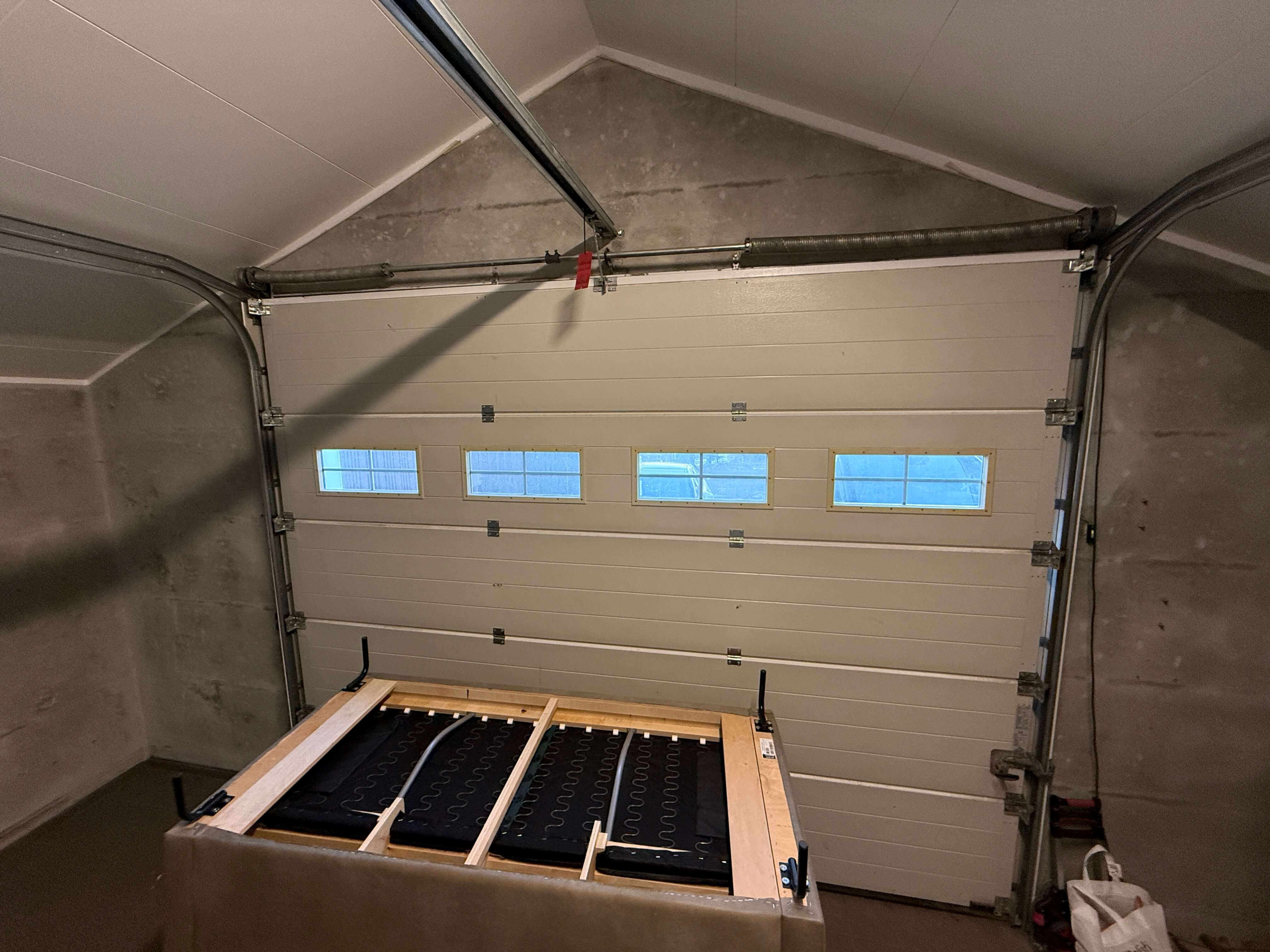 SELT / SOLD Bílskúrshurð / Iðnaðarhurð, H260 x B350 sm. 2