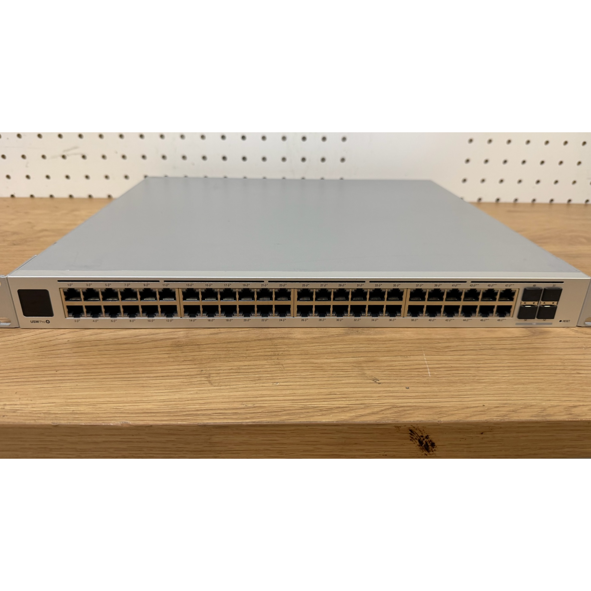 UniFi Pro PoE 48 porta sviss frá Ofar