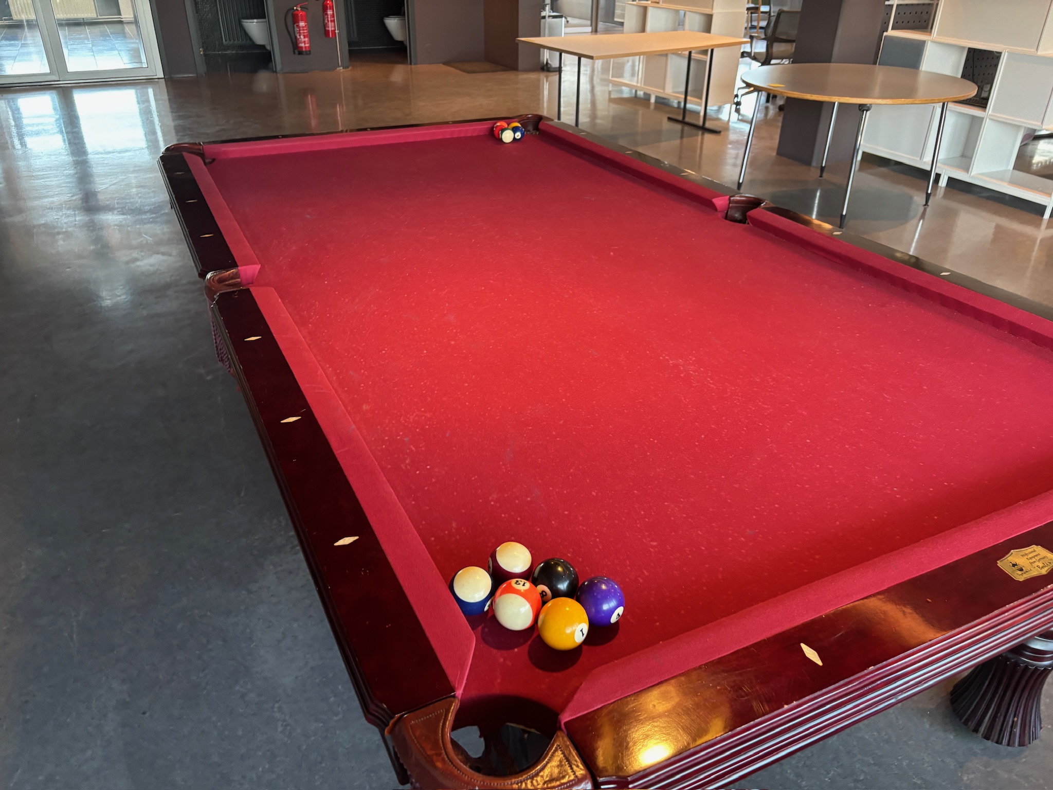 SELT / SOLD Dynamic poolborð, 9fet, kúlur, 5 kjuðar, kjuðastandur, 3 ljós 2
