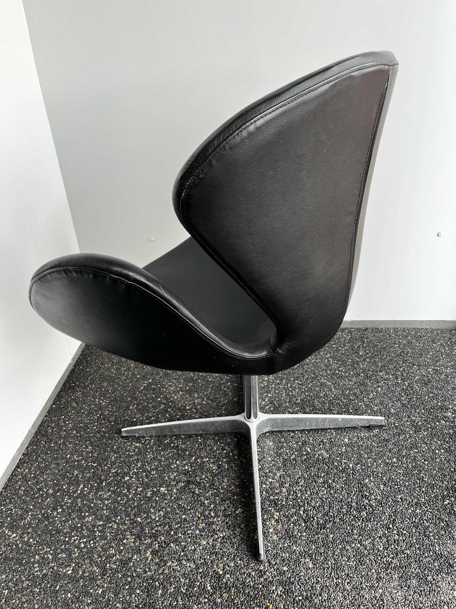 SELT / SOLD Flottur leðurstóll (2 stk.) 4