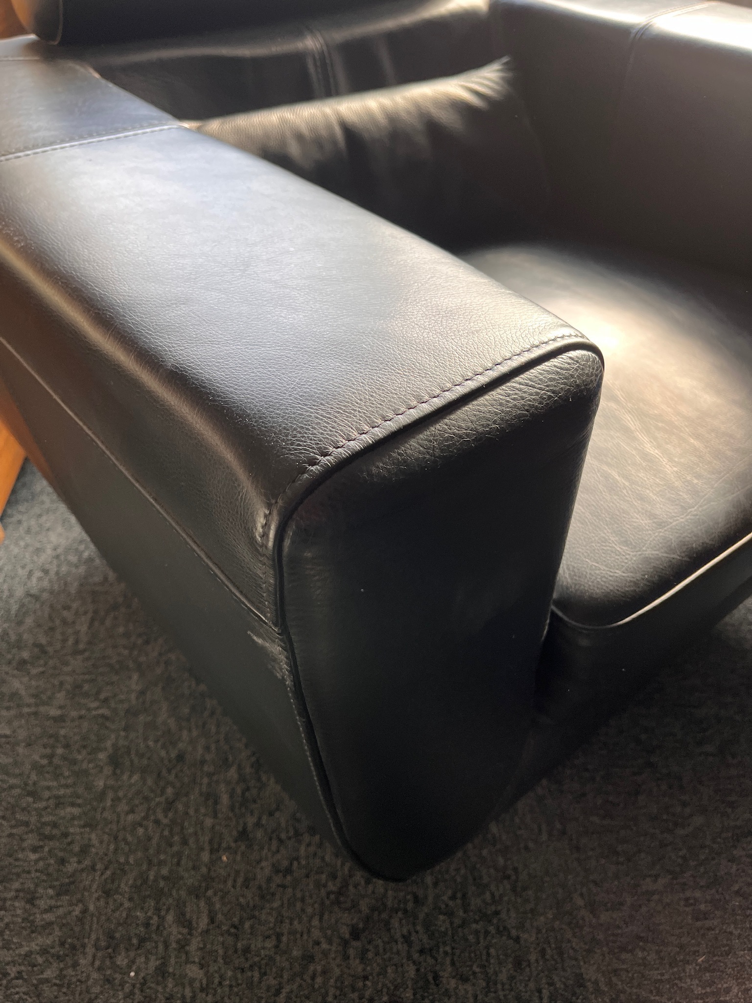 SELT / SOLD Ítalskur Natuzzi leðurarmstóll frá Casa 5