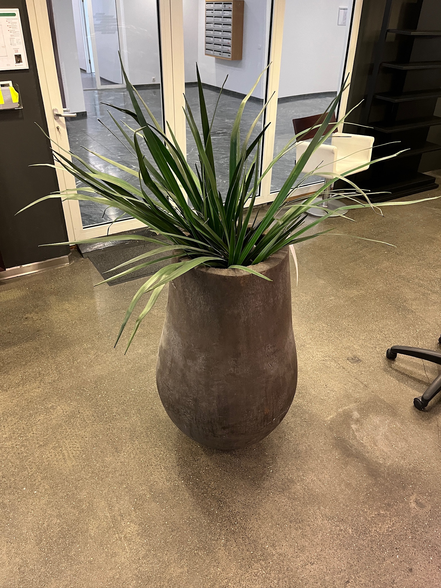 SELT / SOLD - Vasi og gerviplanta, H180sm.