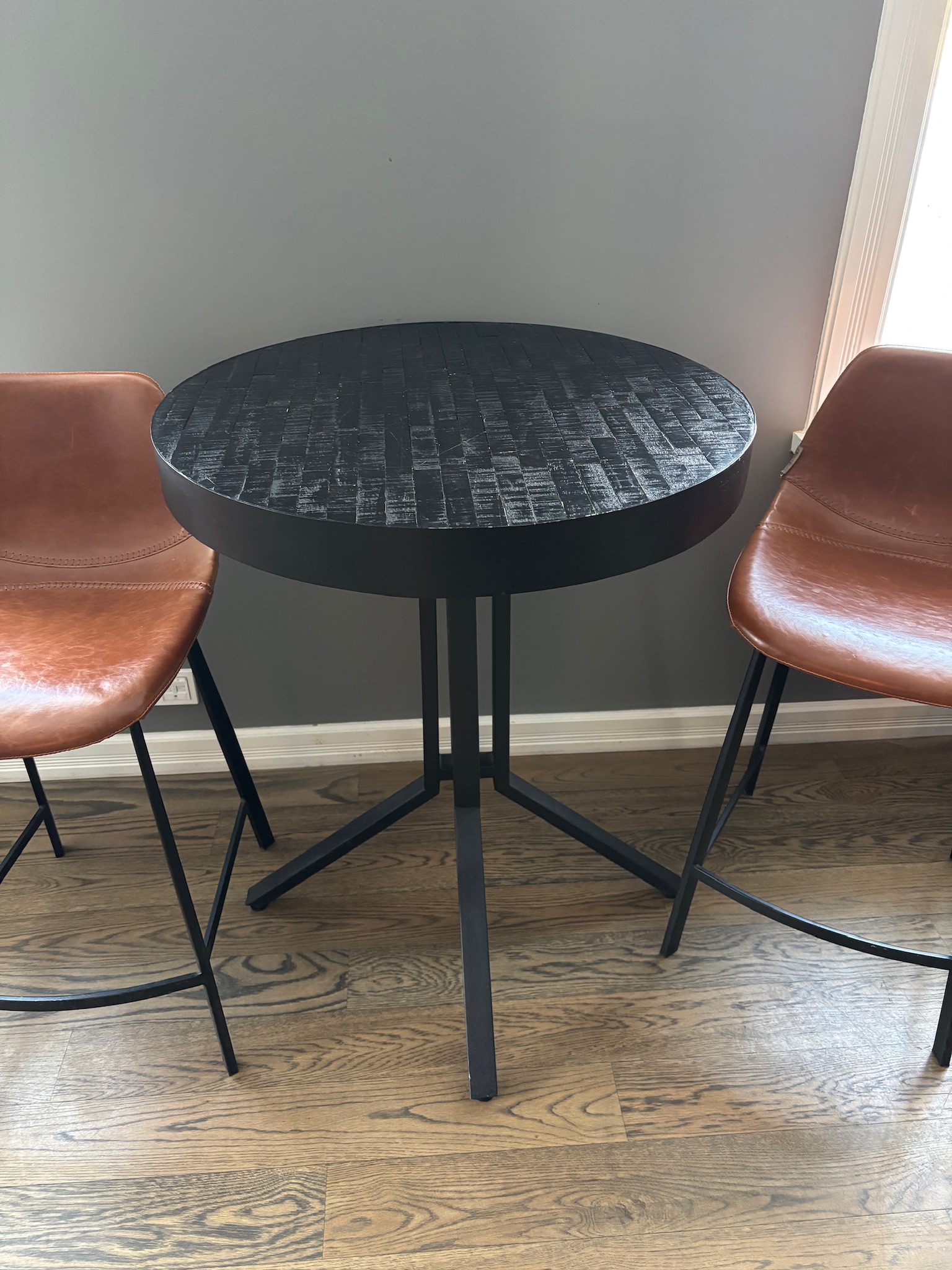 SELT / SOLD Hringborð / barborð svart Ø75xH92sm.