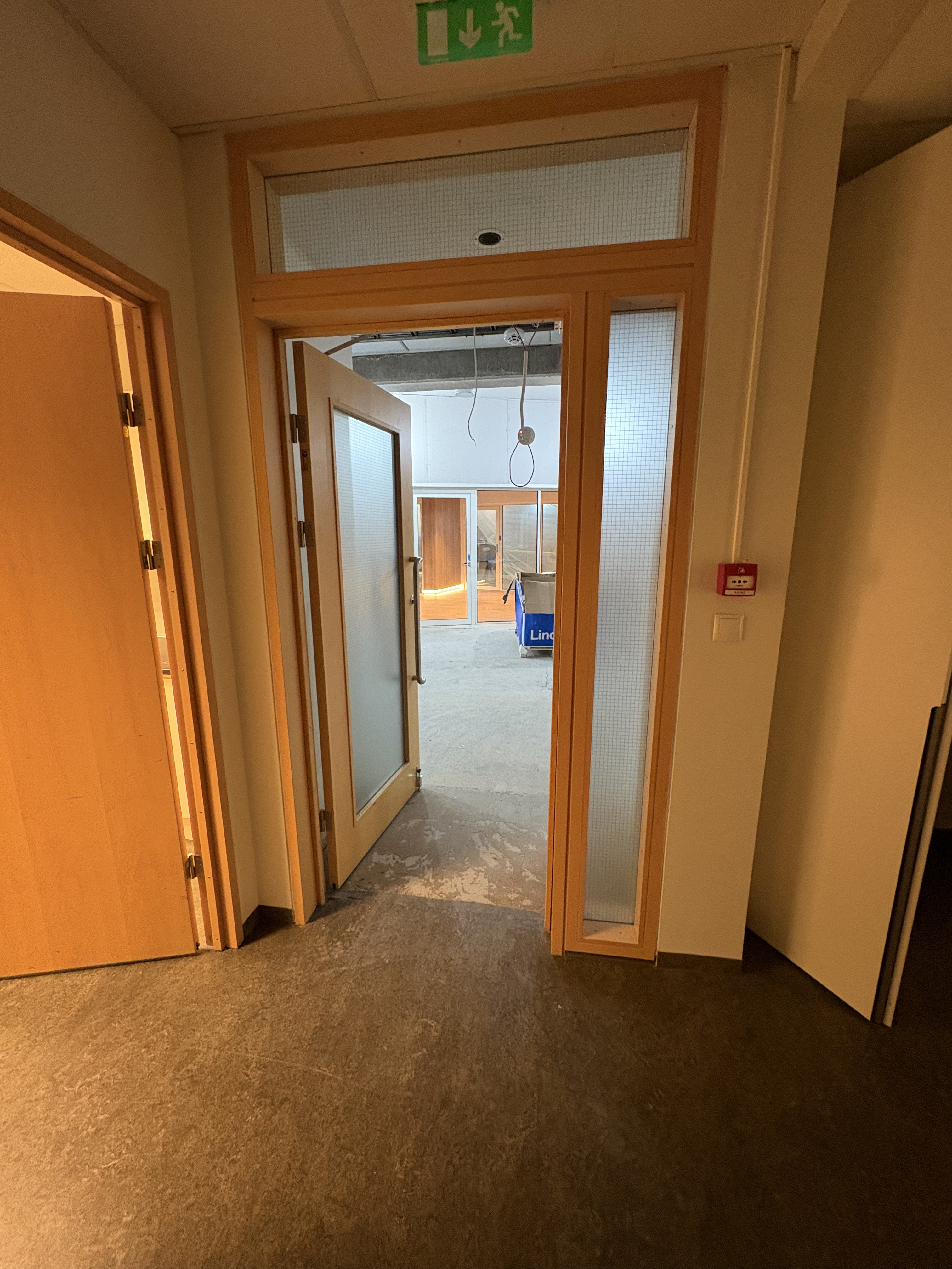 SELT / SOLD Viðarhurð með gleri, læsingu og pumpu.