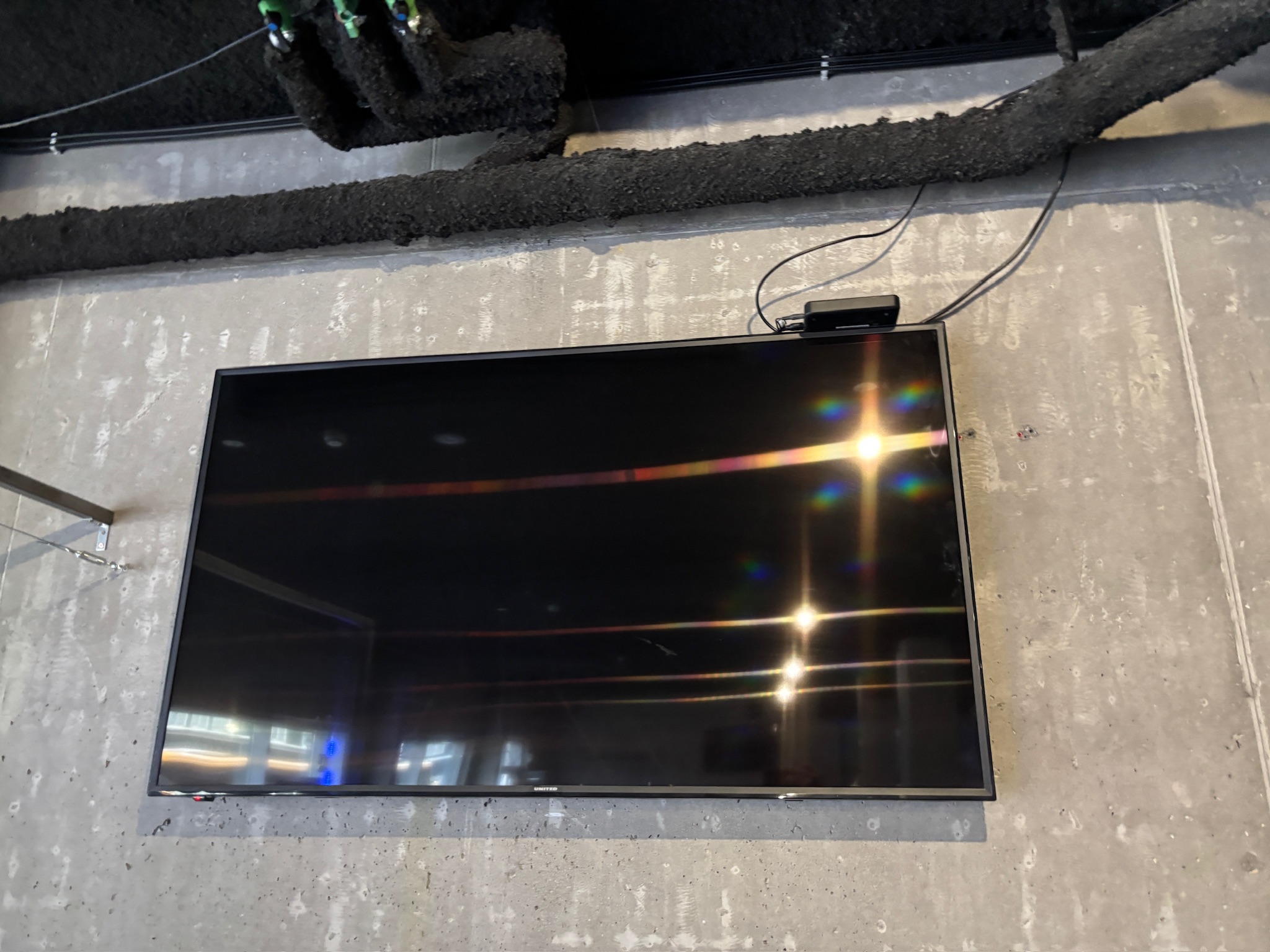 SELT / SOLD United LED sjónvarp með veggfestingu, 65'' (3 stk) 2