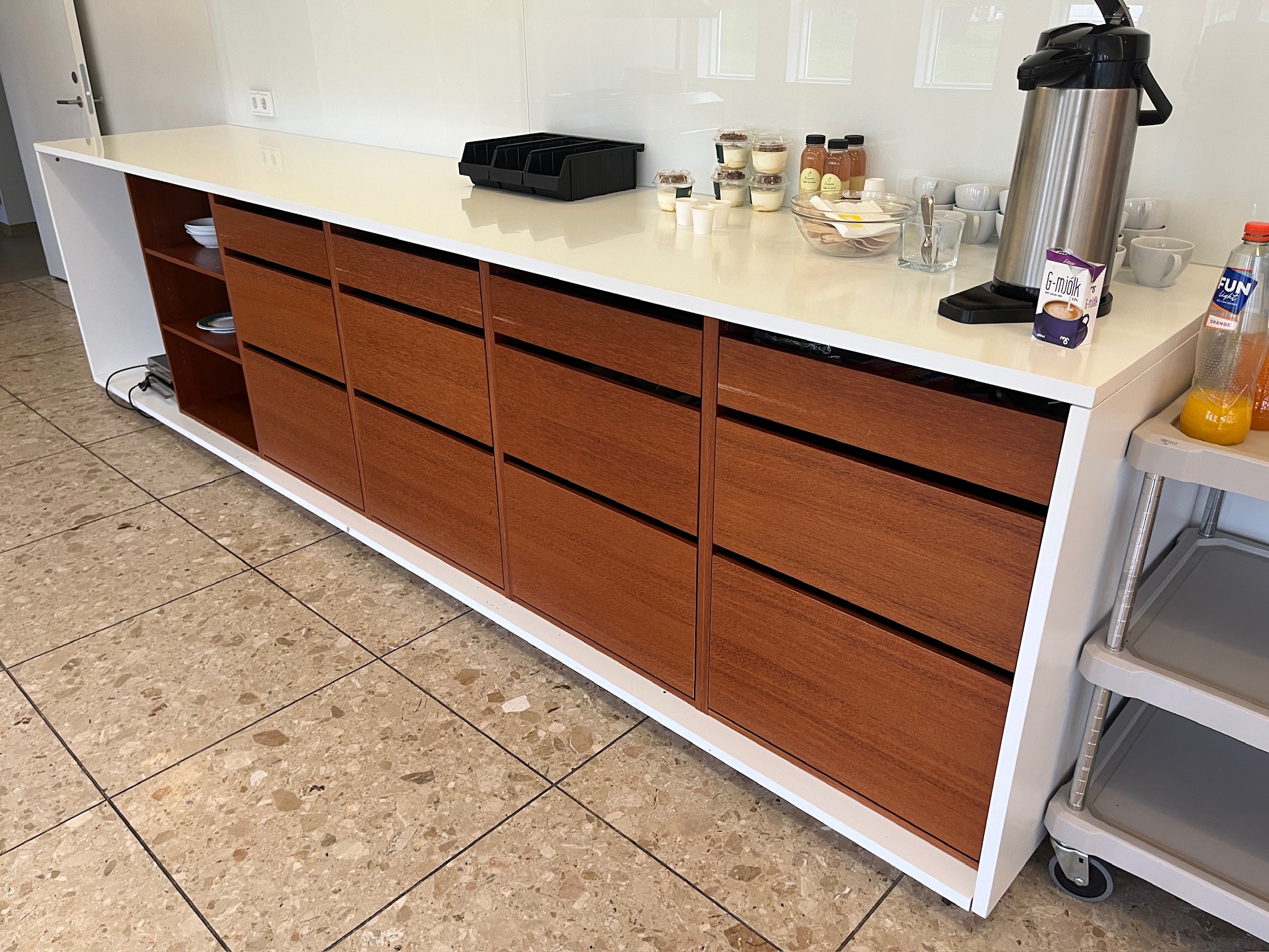 SELT / SOLD Skenkur með mikið geymslupláss 2