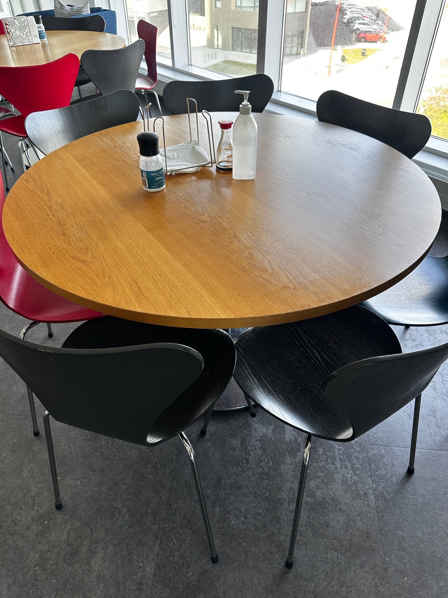 SELT / SOLD Eikar hringborð, Ø120xH73sm. 2