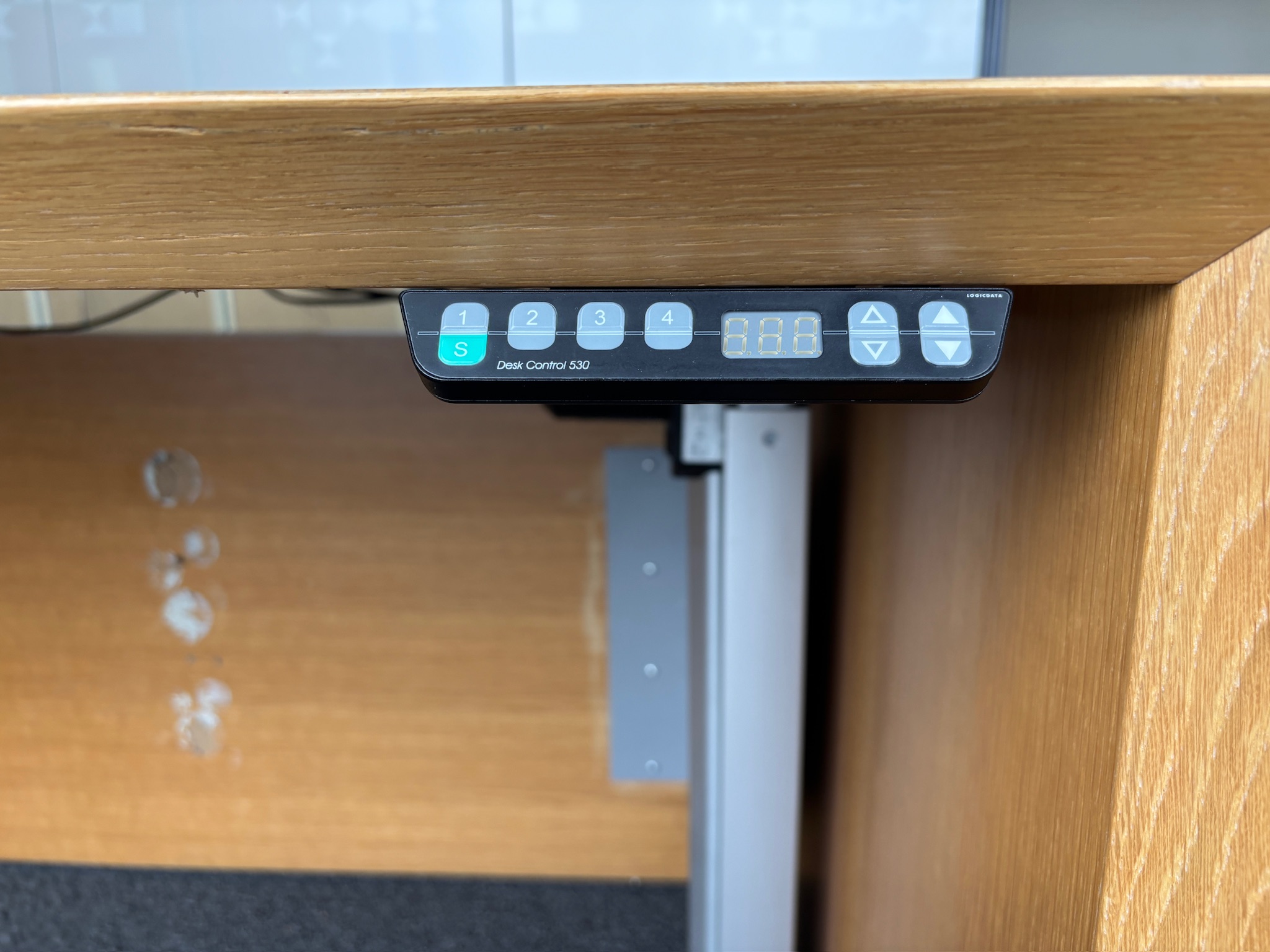 SELT / SOLD Rafmagnsborð með minnisstillingu og blygðunarspjaldi, B220xD100s 10