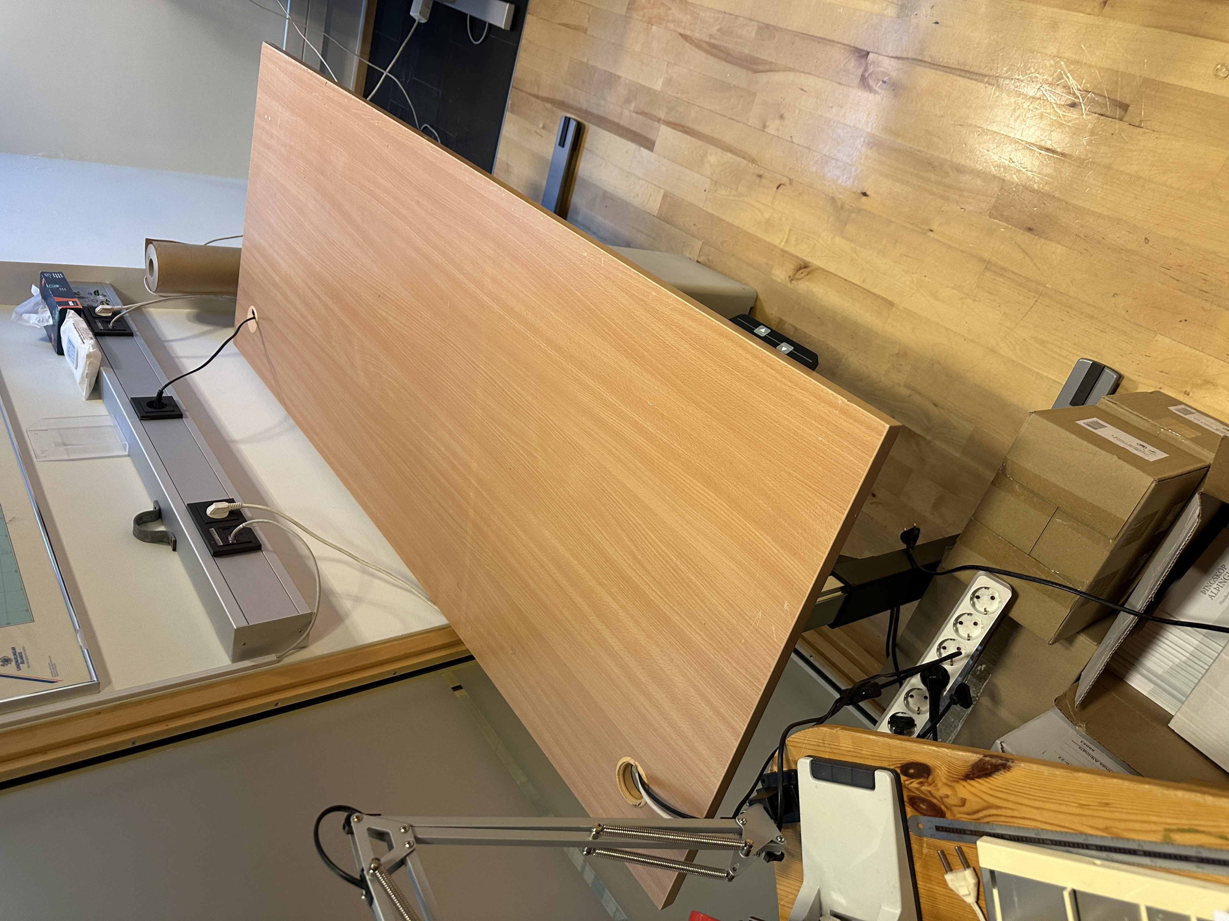 SELT / SOLD Dencon rafmagnsborð frá Pennanum, B200xD80sm. - Alþingi 2