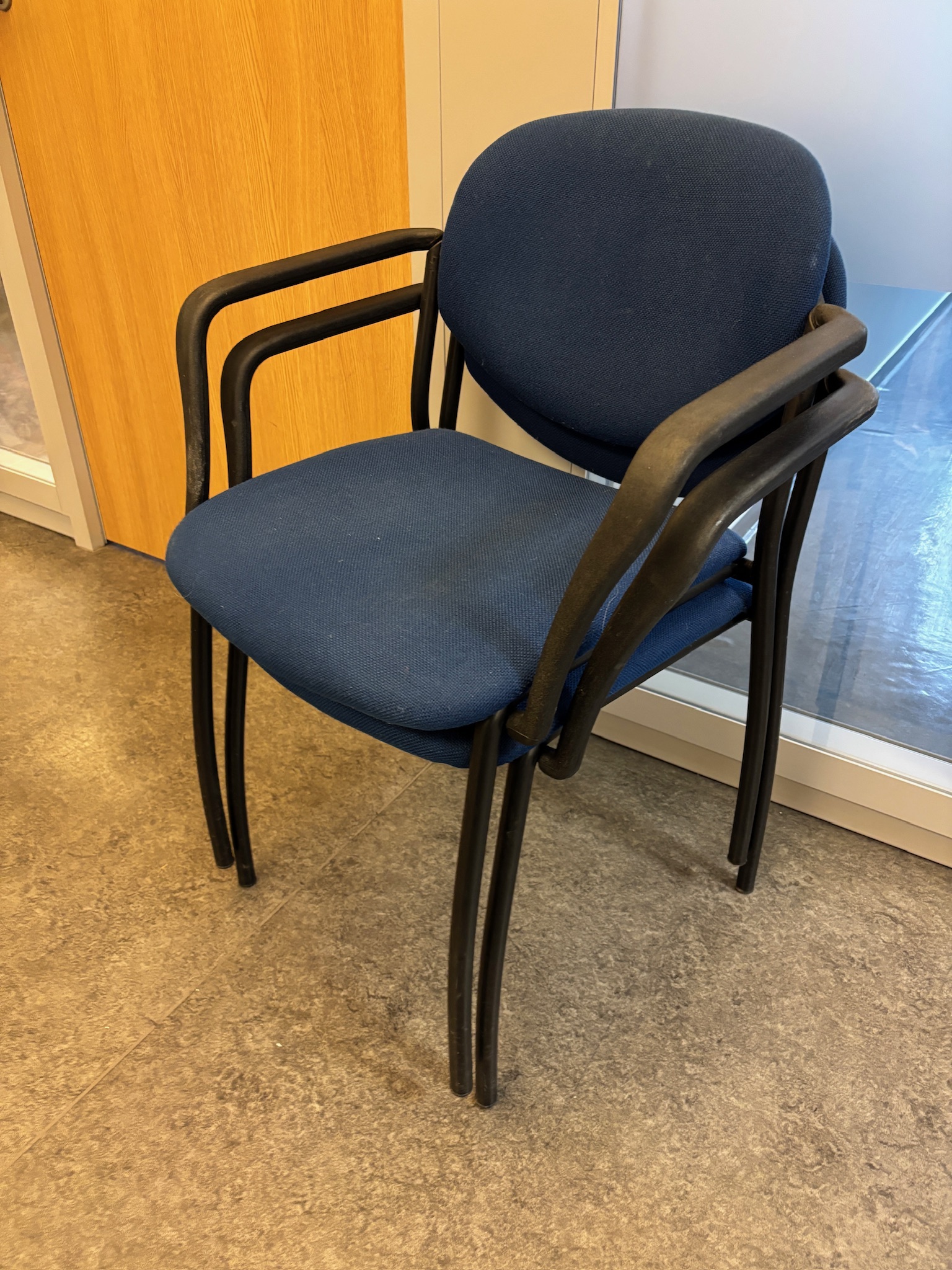 SELT / SOLD Sterkbyggðir plast stólar með tausetu, staflanlegir 2
