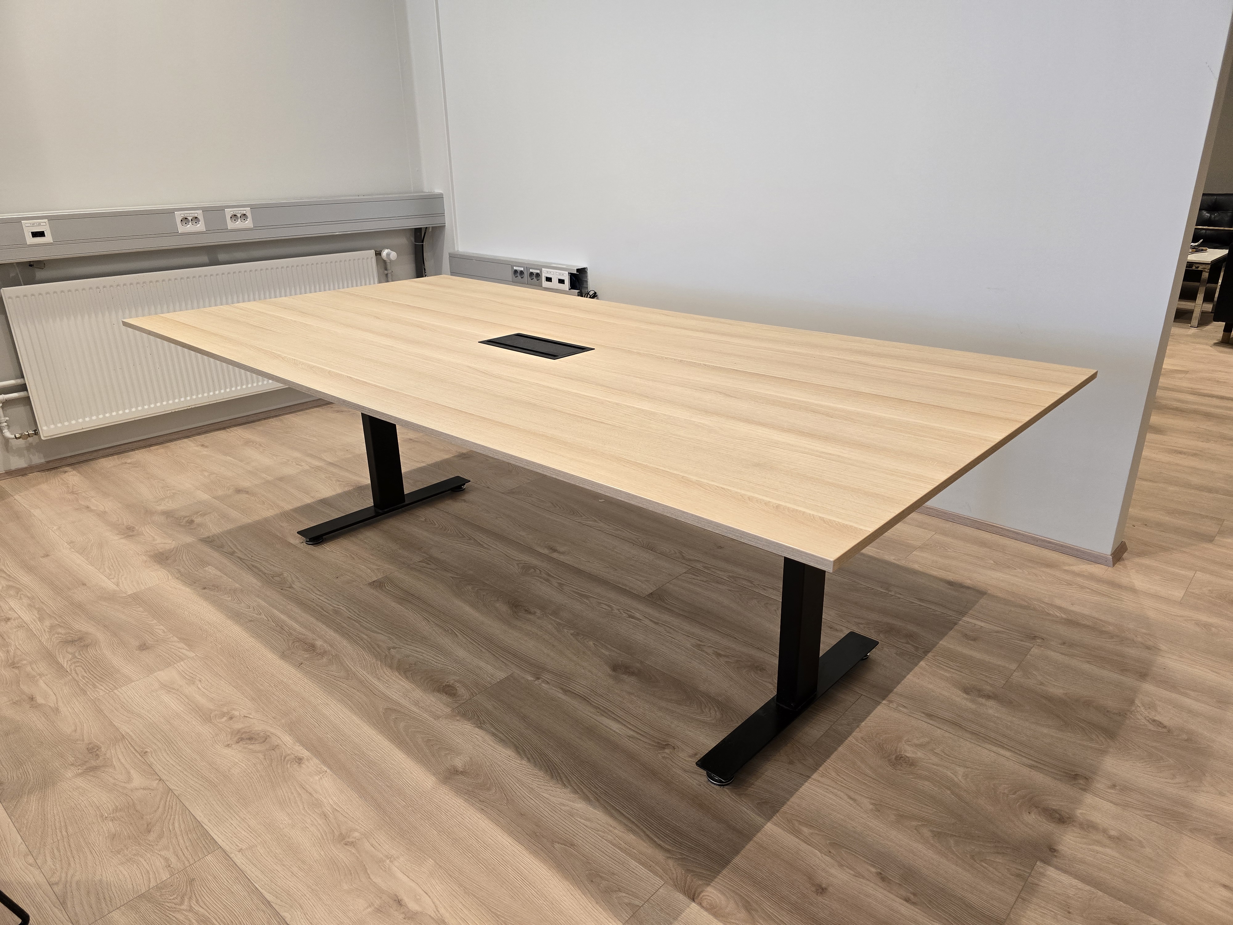 SELT / SOLD Götessons fundarborð með tenglaboxi frá Pennanum, L240xB120sm. 2
