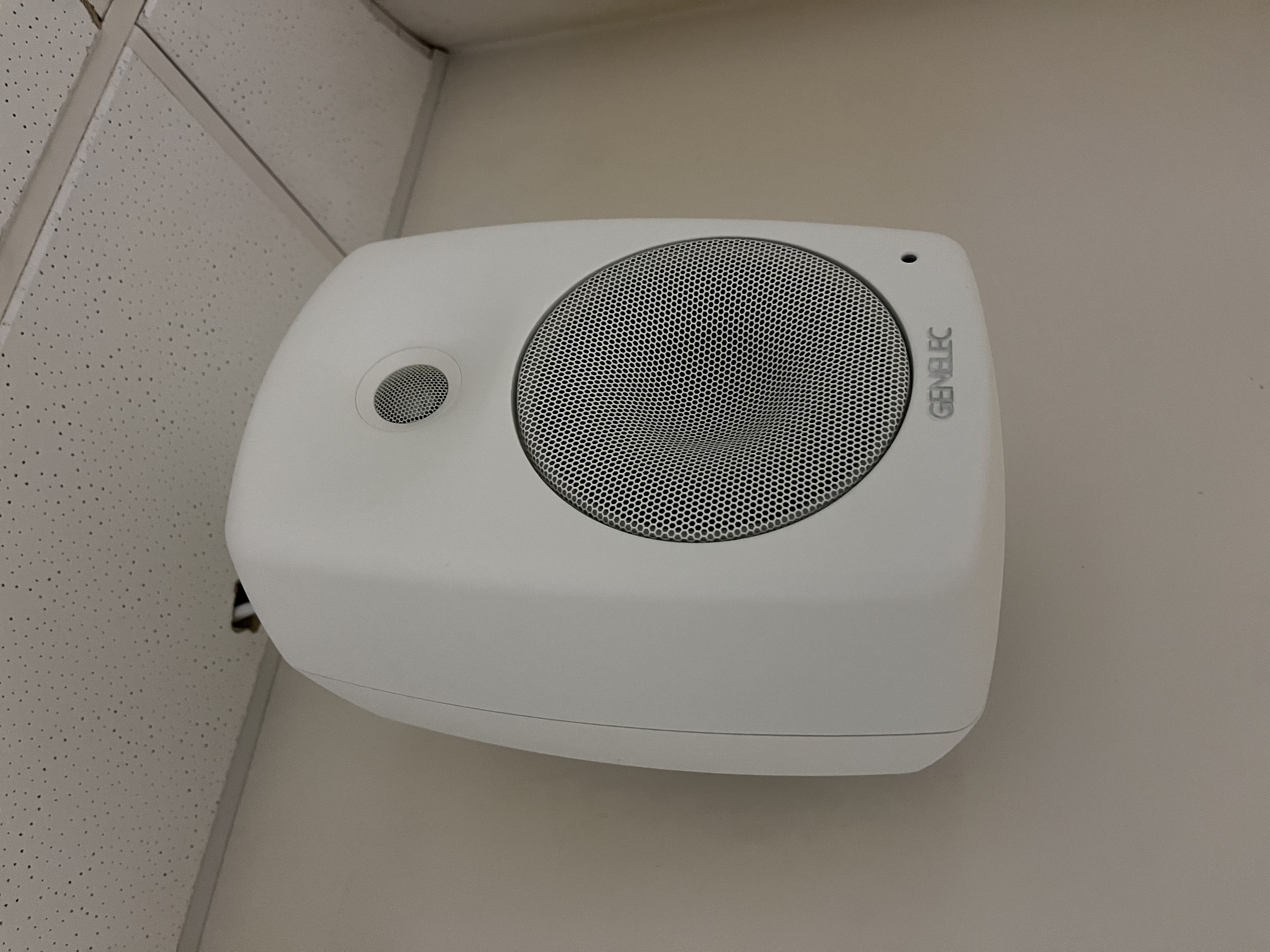 SELT / SOLD Genelec 4030 hátalari með magnara 3