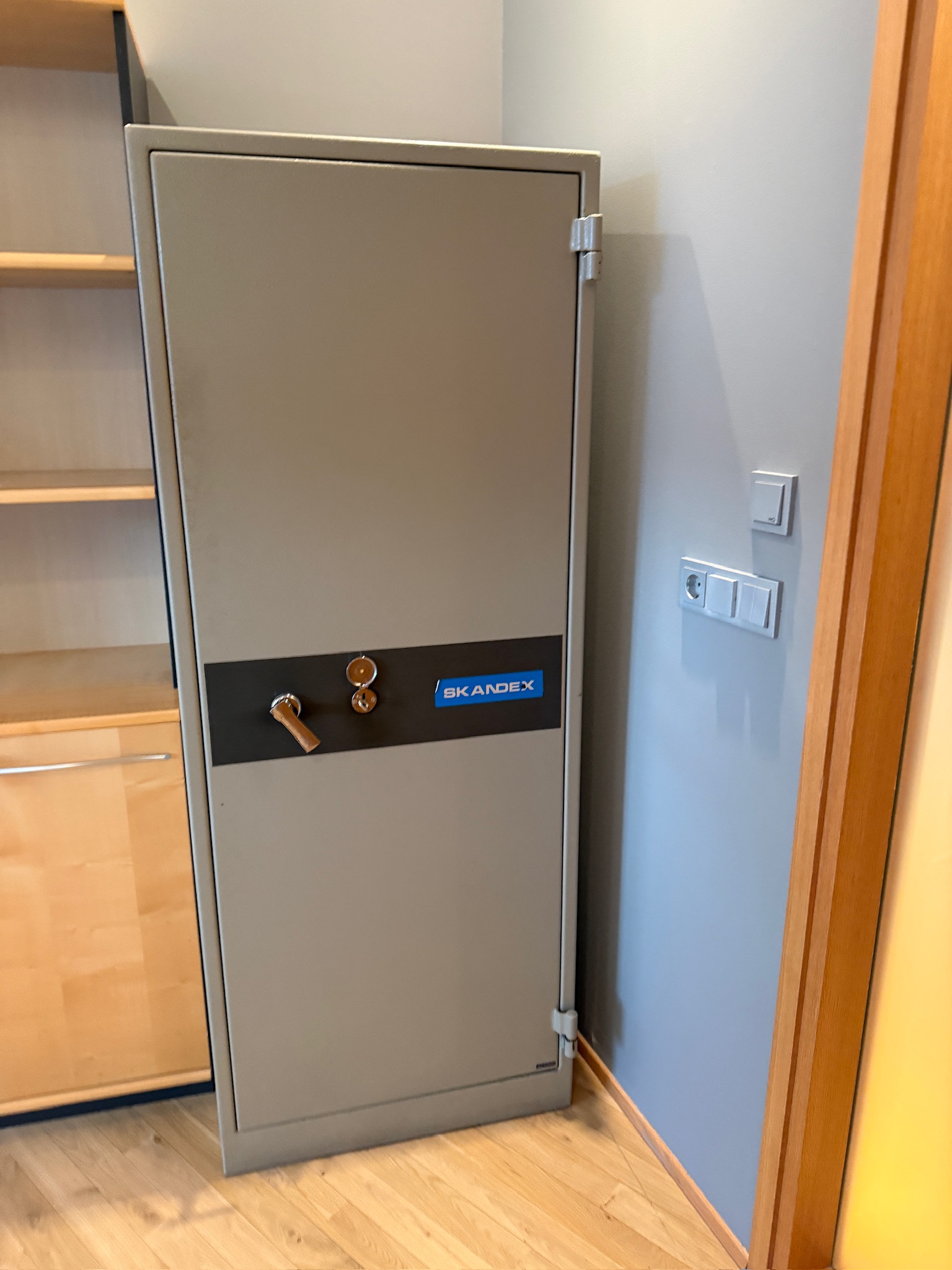 SELT / SOLD - Skandex verðmætaskápur, eldvarinn í 90 min., H175xB68xD60sm. 5