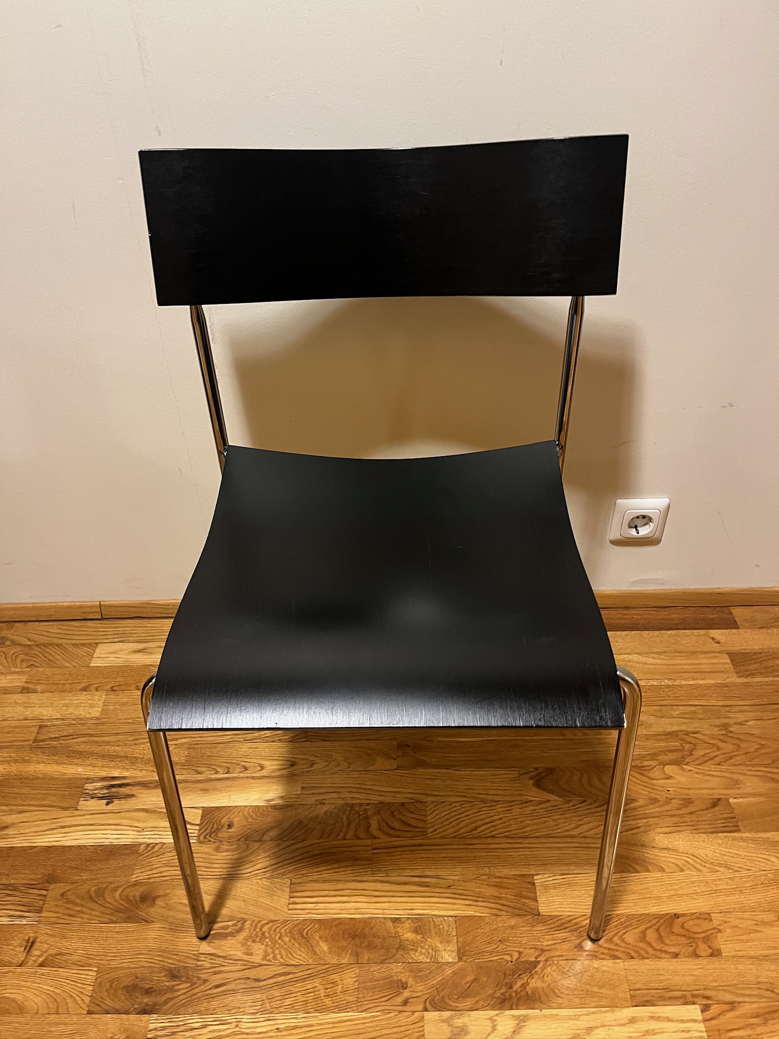 SELT / SOLD Viðarstólar, svartir, staflanlegir 2