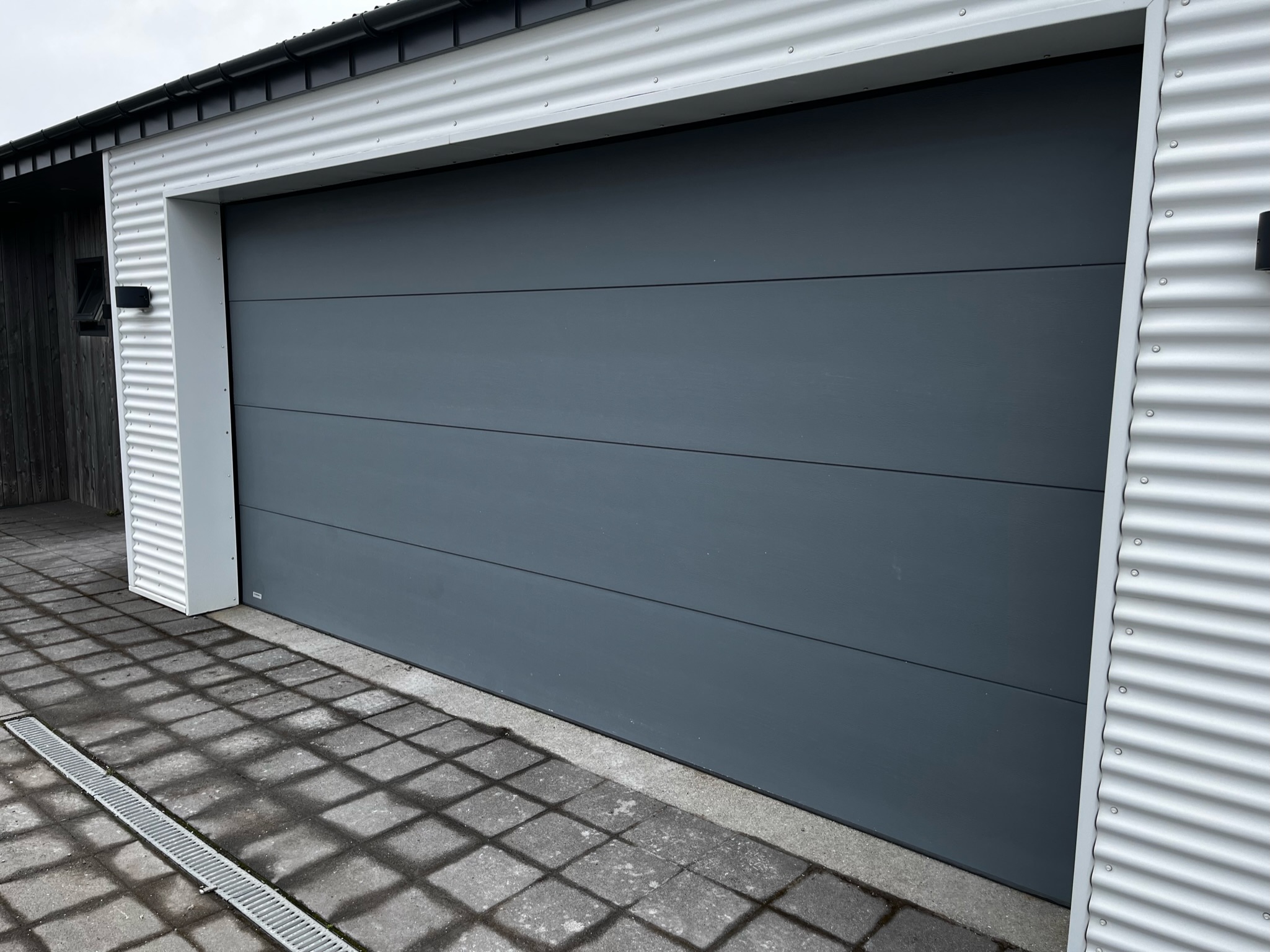 SELT / SOLD Héðinn bílskúrshurð - 5x2,4 m. m. stýringu og mótor