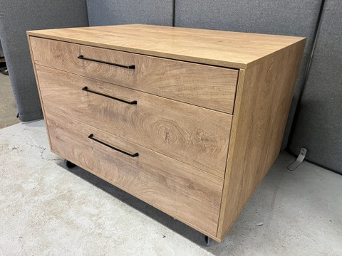 SELT / SOLD Skenkur á hjólum, B124 x D90 x H88 sm.