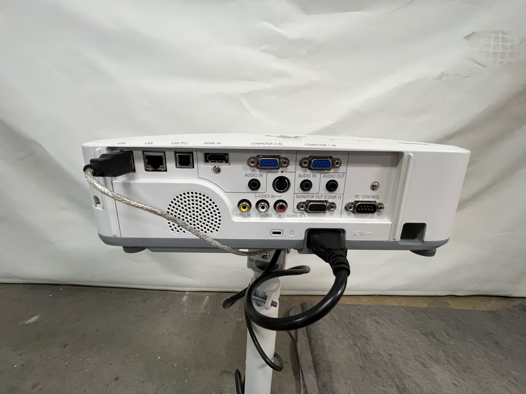 SELT / SOLD NEC M230w skjávarpi ásamt loftafestingu 2