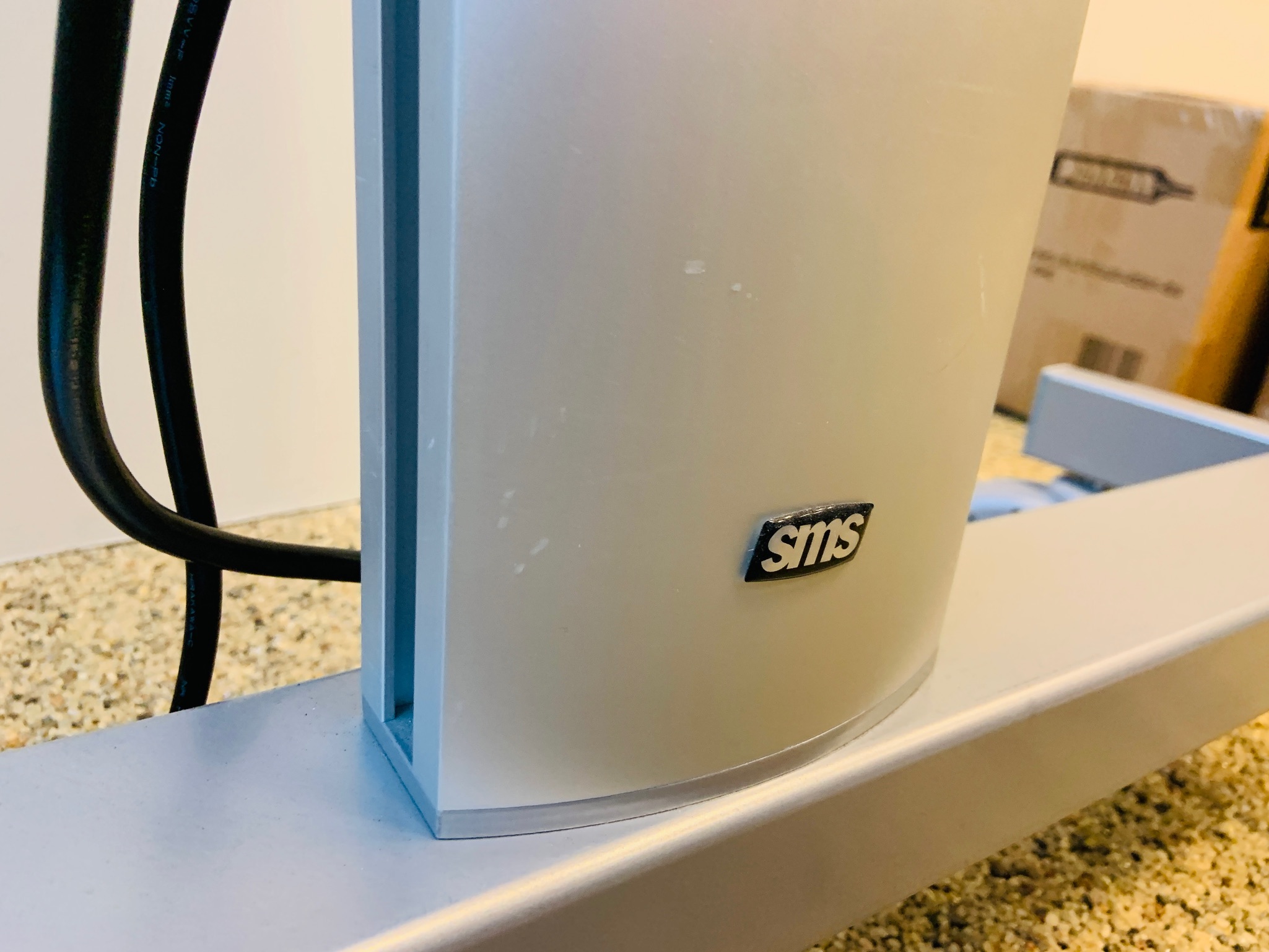 Selt-Sjónvarpsstandur á hjólum ásamt Crestron switch and receiver 5