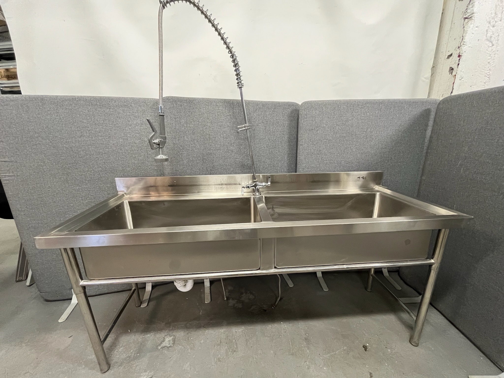 SELT / SOLD Ryðfrítt stálborð með vöskum og blöndunartæki, L180 B60 x H82