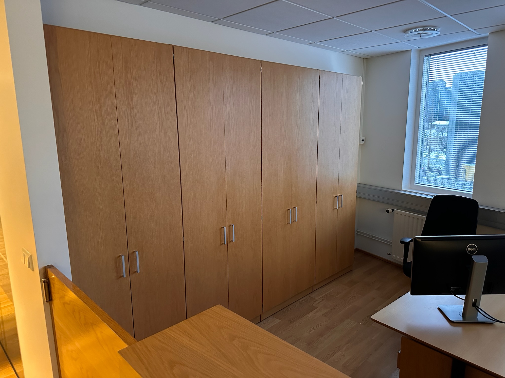 SELT / SOLD Eikar skápainnrétting, H222 x B320 sm. 4