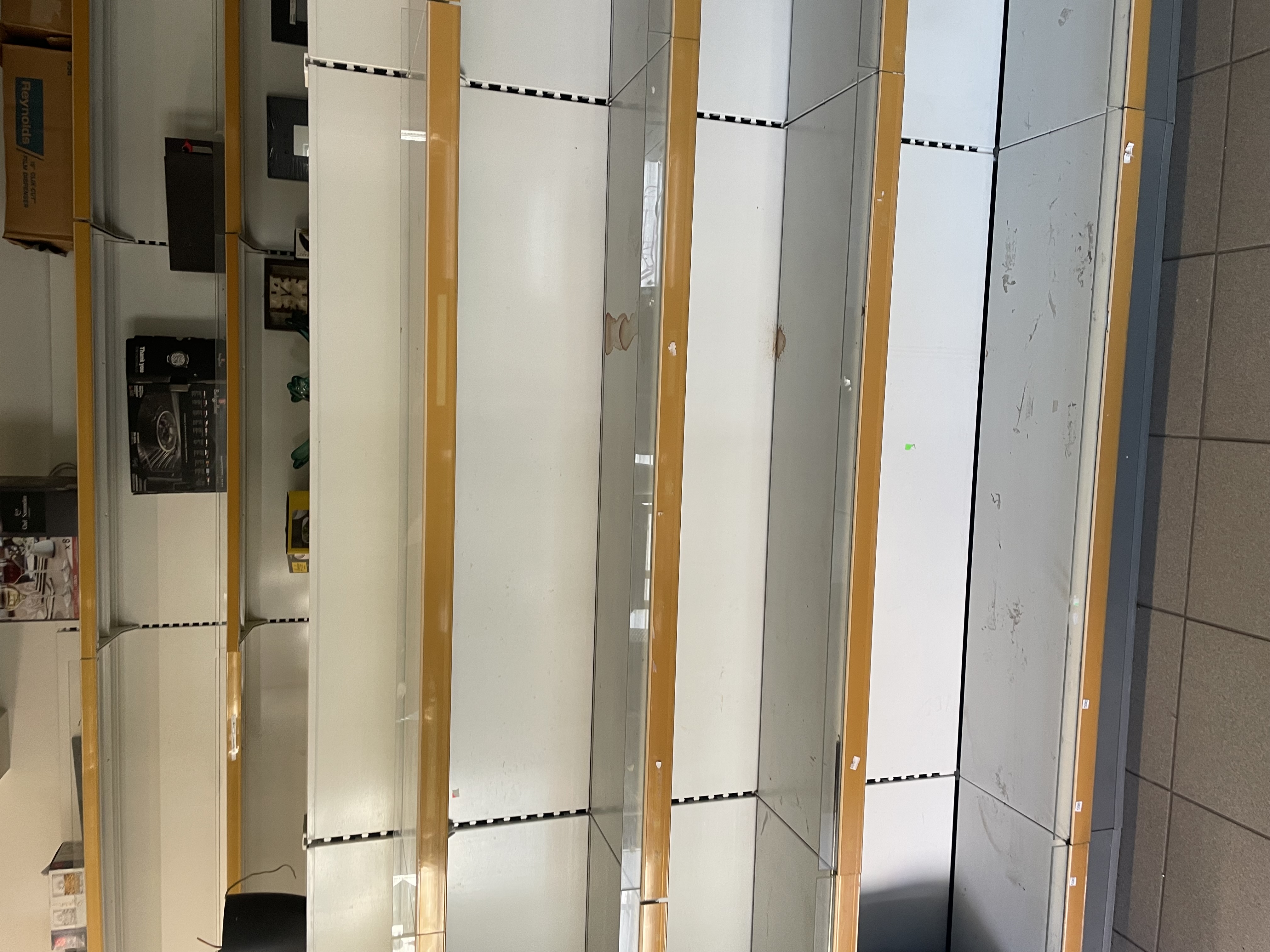 SELT / SOLD Verslunarhillur 40fm. 7