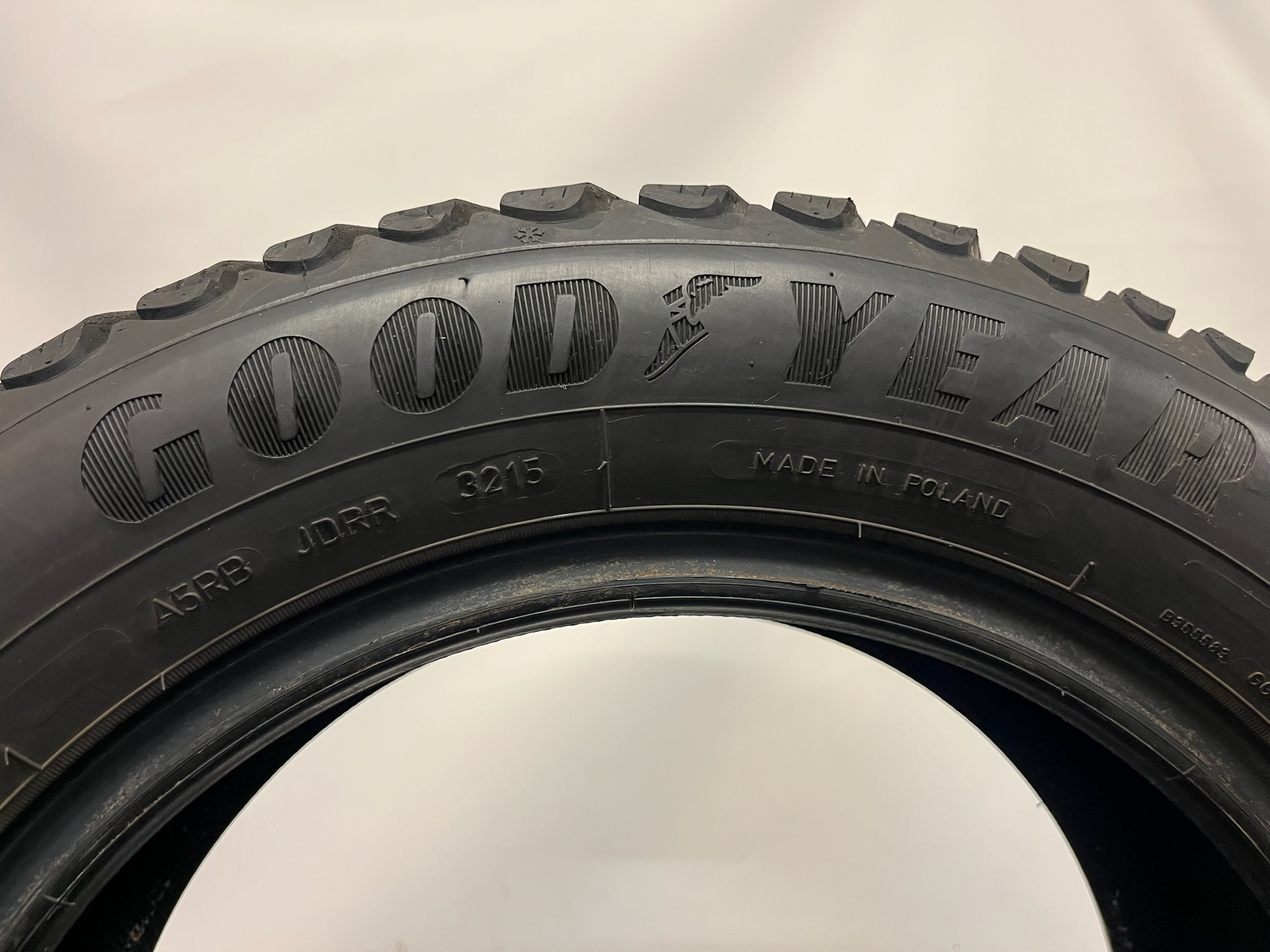 SELT / SOLD Goodyear nagladekk, 195/60/R15 4