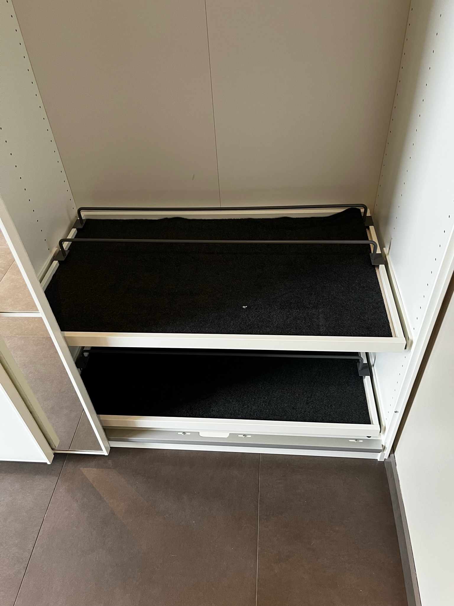 Selt- sold Forstofuskápur - fataskápur - rennihurðir 3