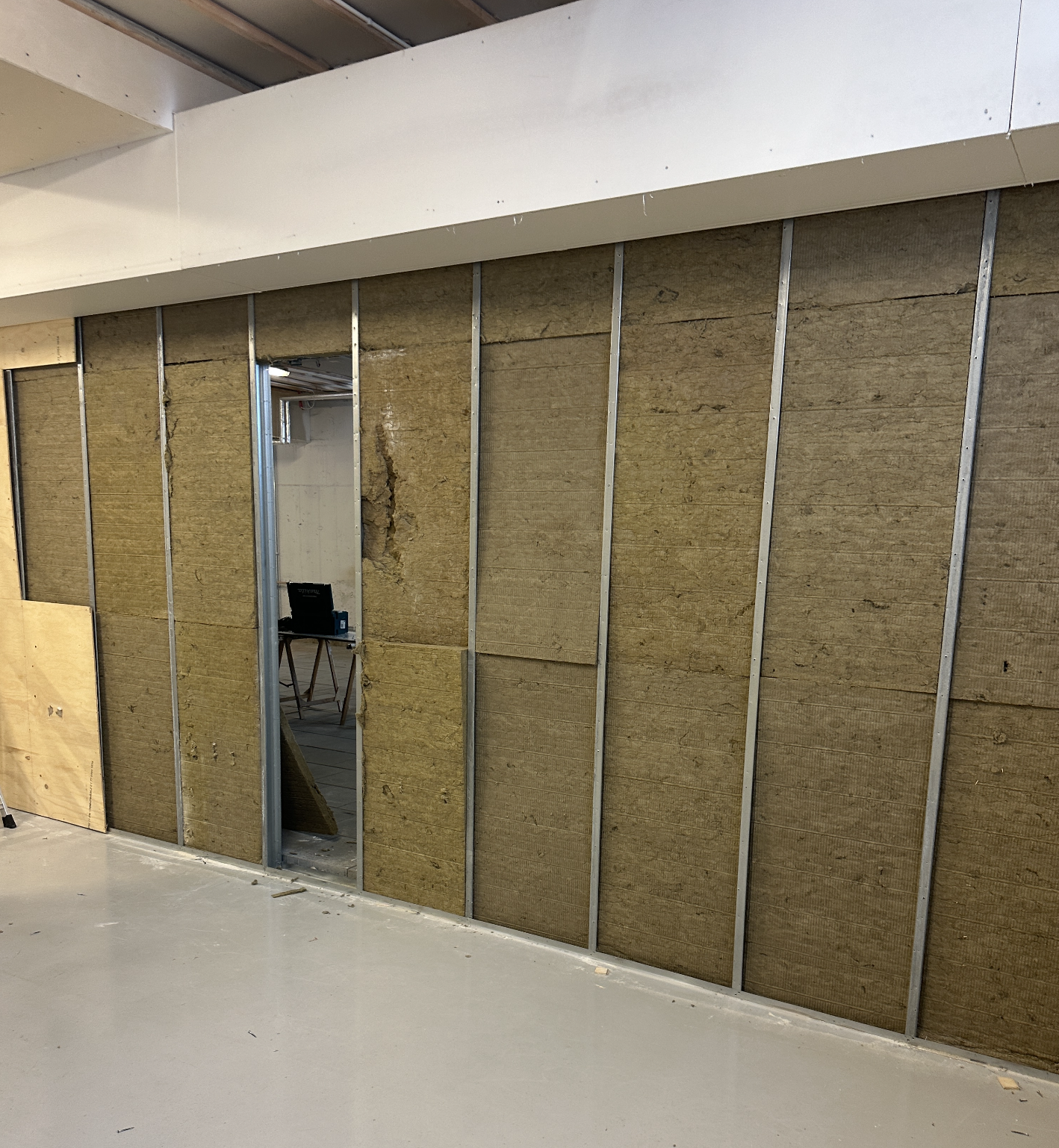 SELT / SOLD Byggingarefni 19fm - 22 gipsplötur 26 stoðir og veggjaull