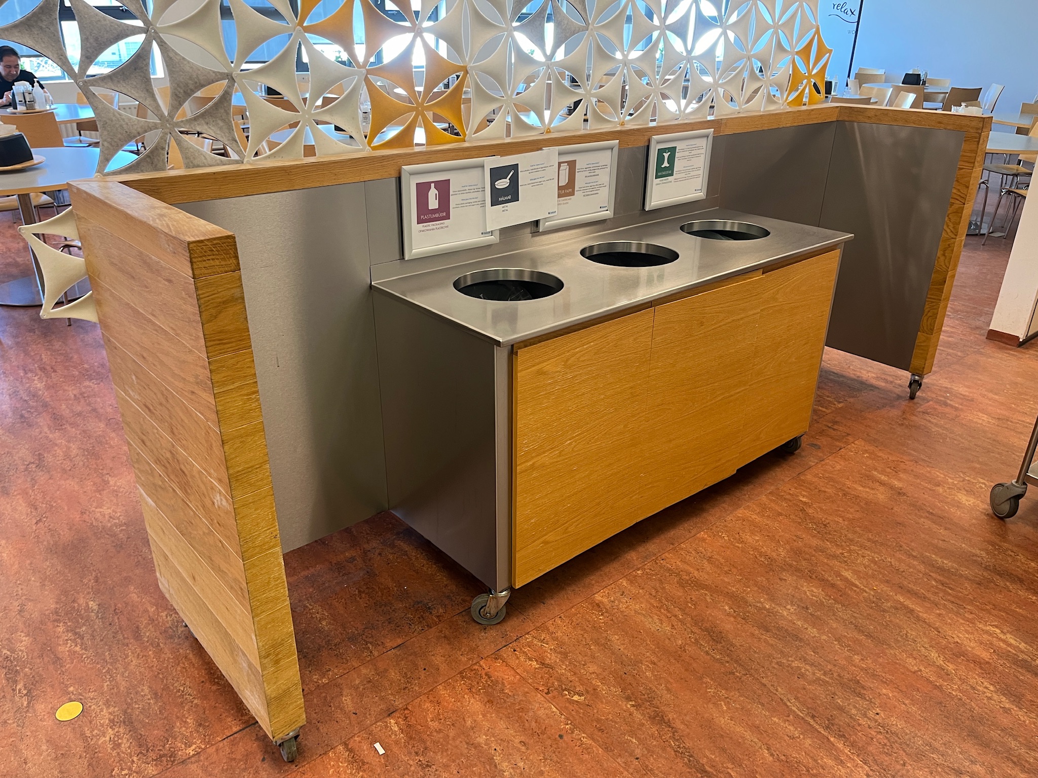 SELT / SOLD Mötuneytis fráleggsborð á hjólum - sérsmíði - B 318 x D 69 x H 123 4