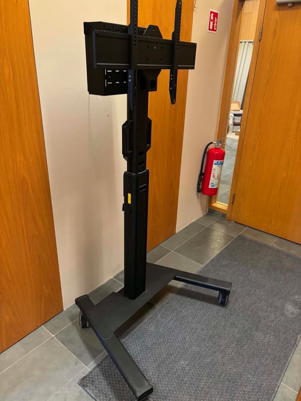 SELT / SOLD Neomounts skjástandur, 75''/70kg. - Ónotaður 2