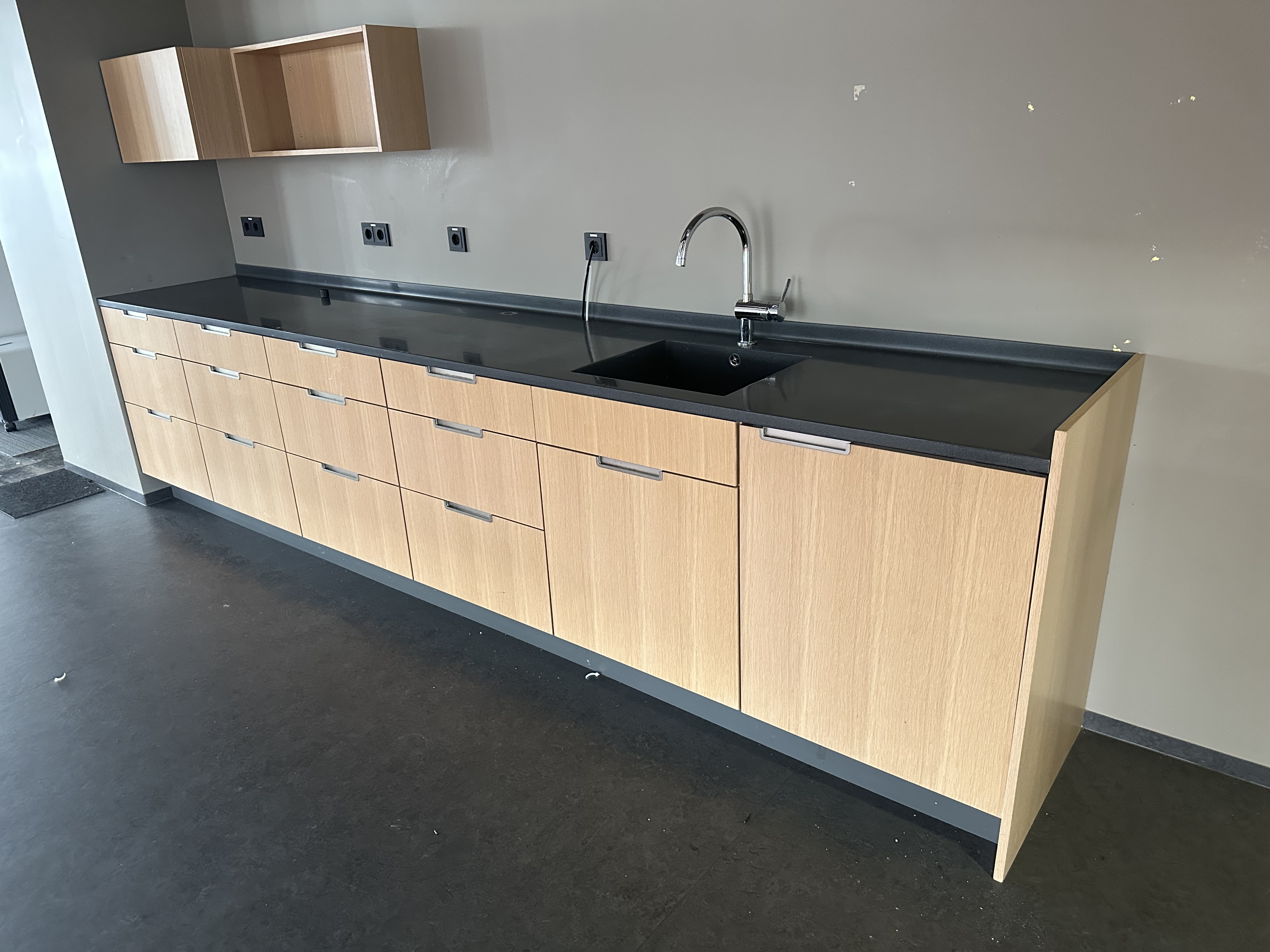 SELT / SOLD - Eldhúsinnrétting Quartz borðplötu innfeldum vask ísskáp - 3