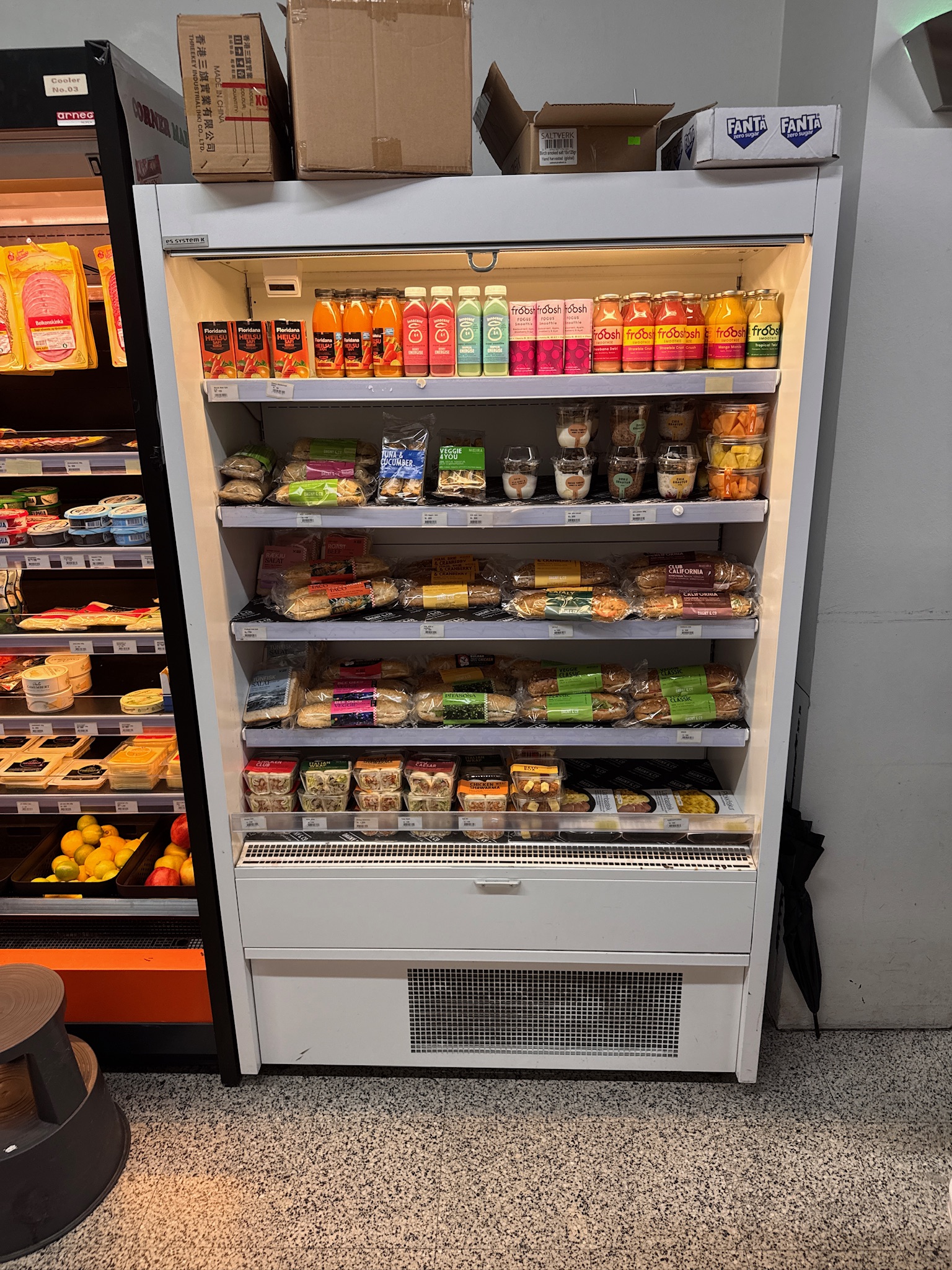 SELT / SOLD ES System K opinn kæliskápur með gardínu, H196xB120xD63sm.