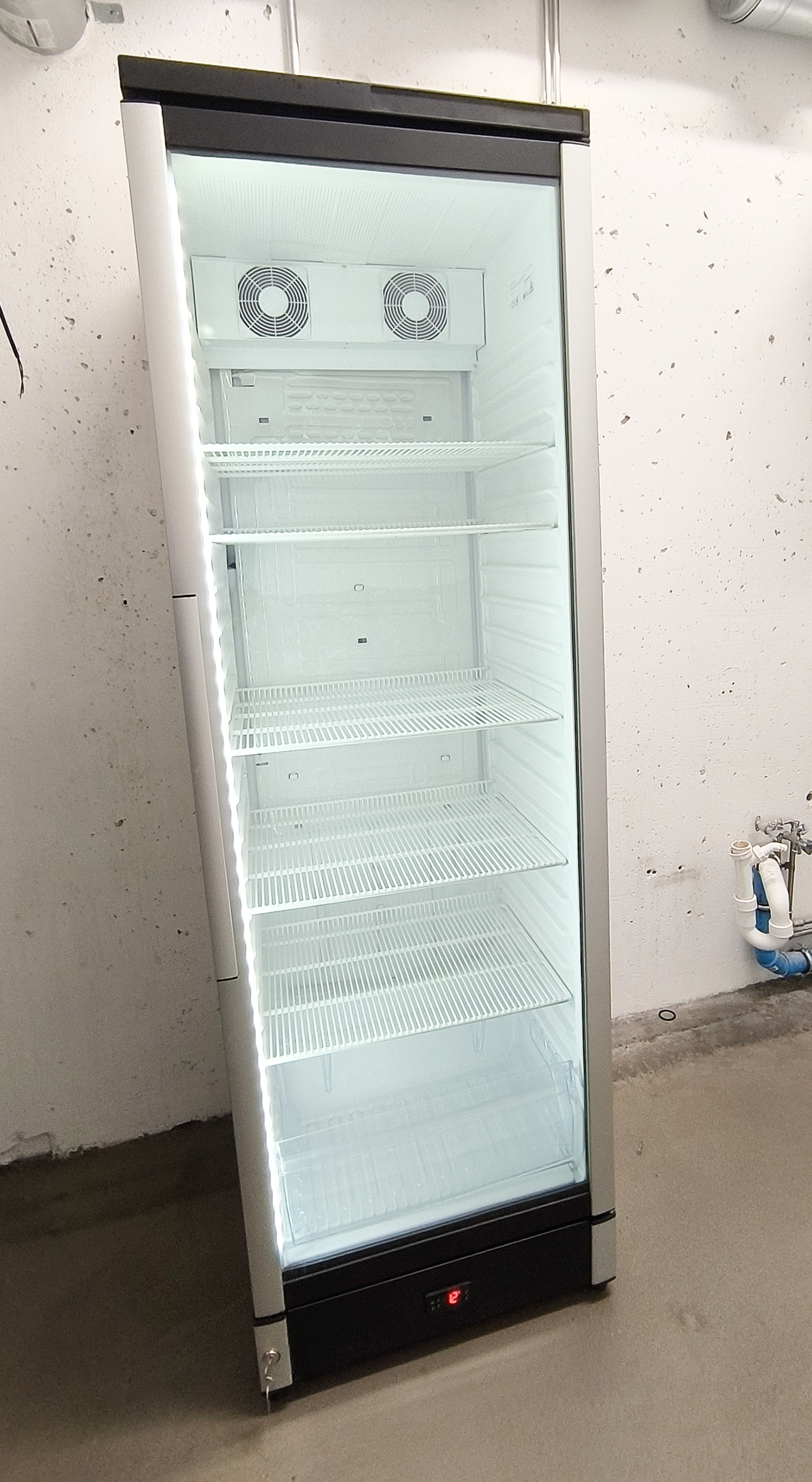 SELT / SOLD Kælir m.glerhurð - 351 L