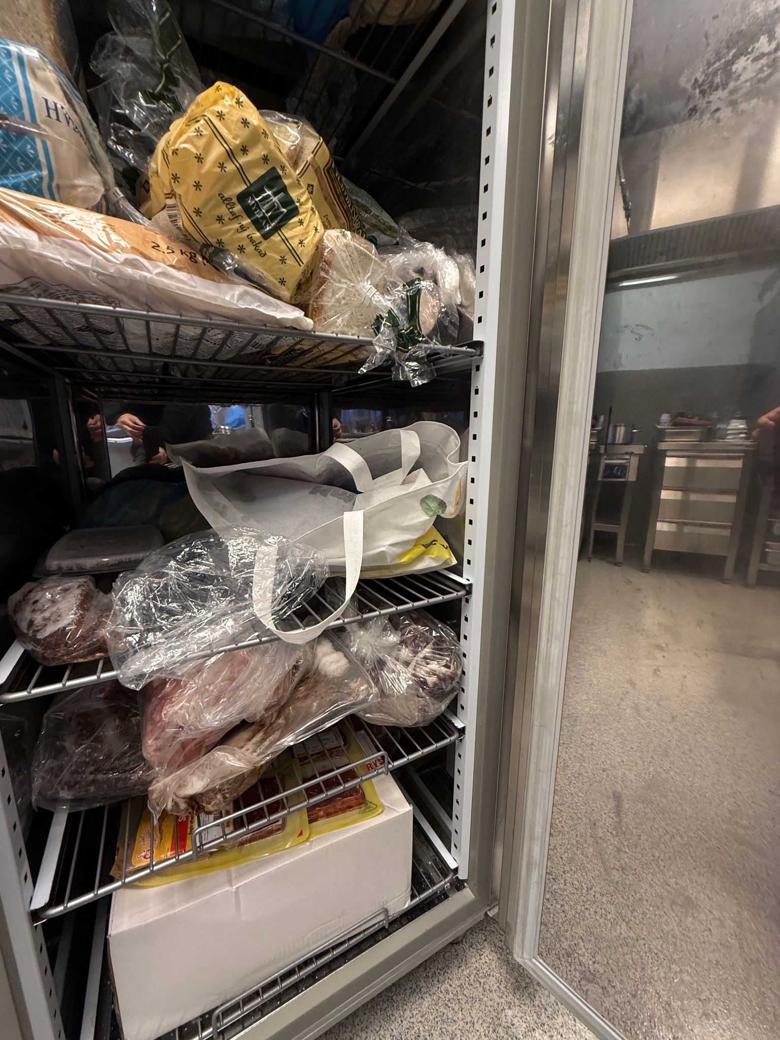 SELT / SOLD Zanussi kæliskápur – 670 L (2018) H206 x D83 x B71 sm. 5