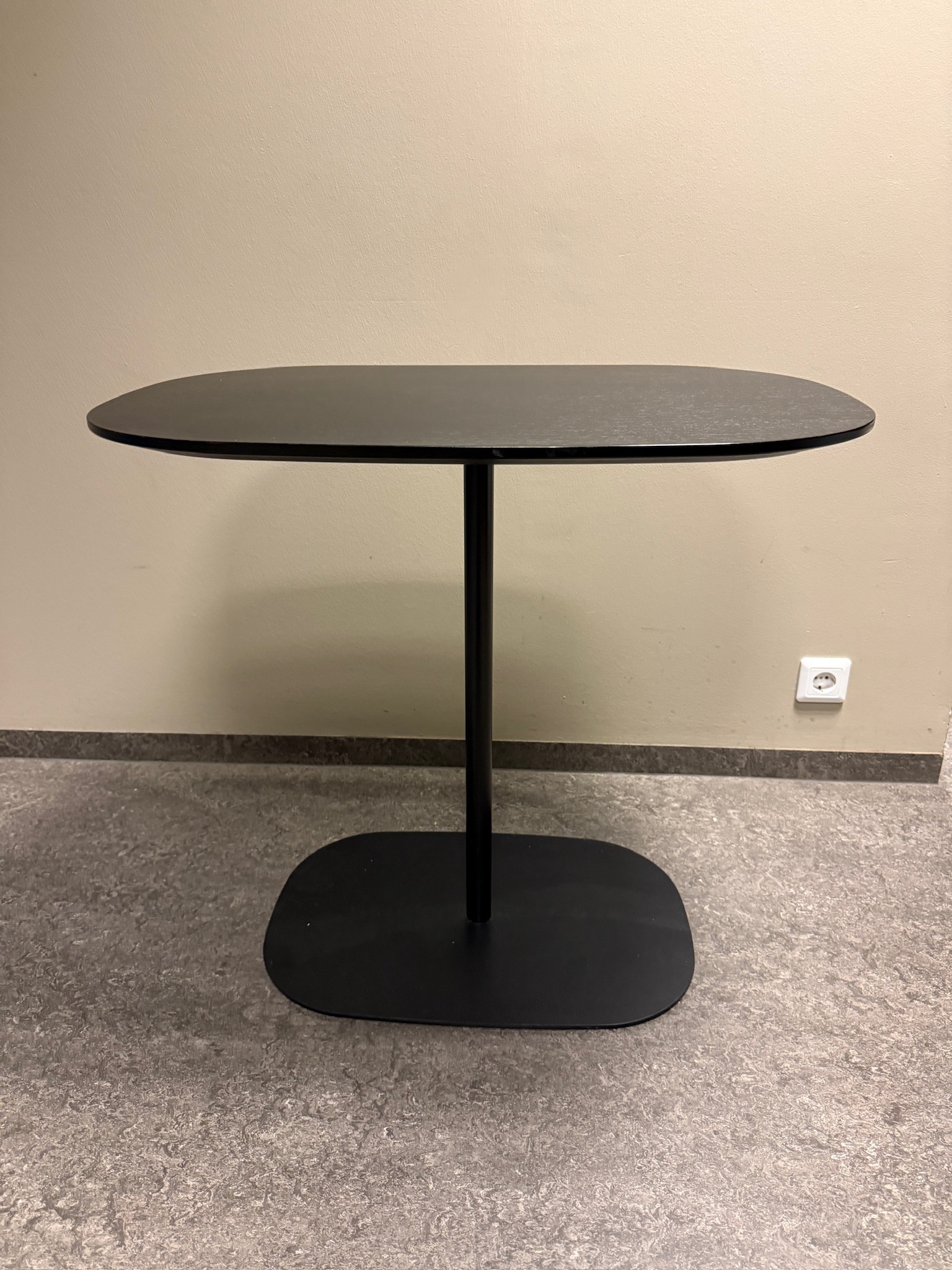 SELT / SOLD Skandiform borð frá Pennanum. B80xD55xH73sm. 3