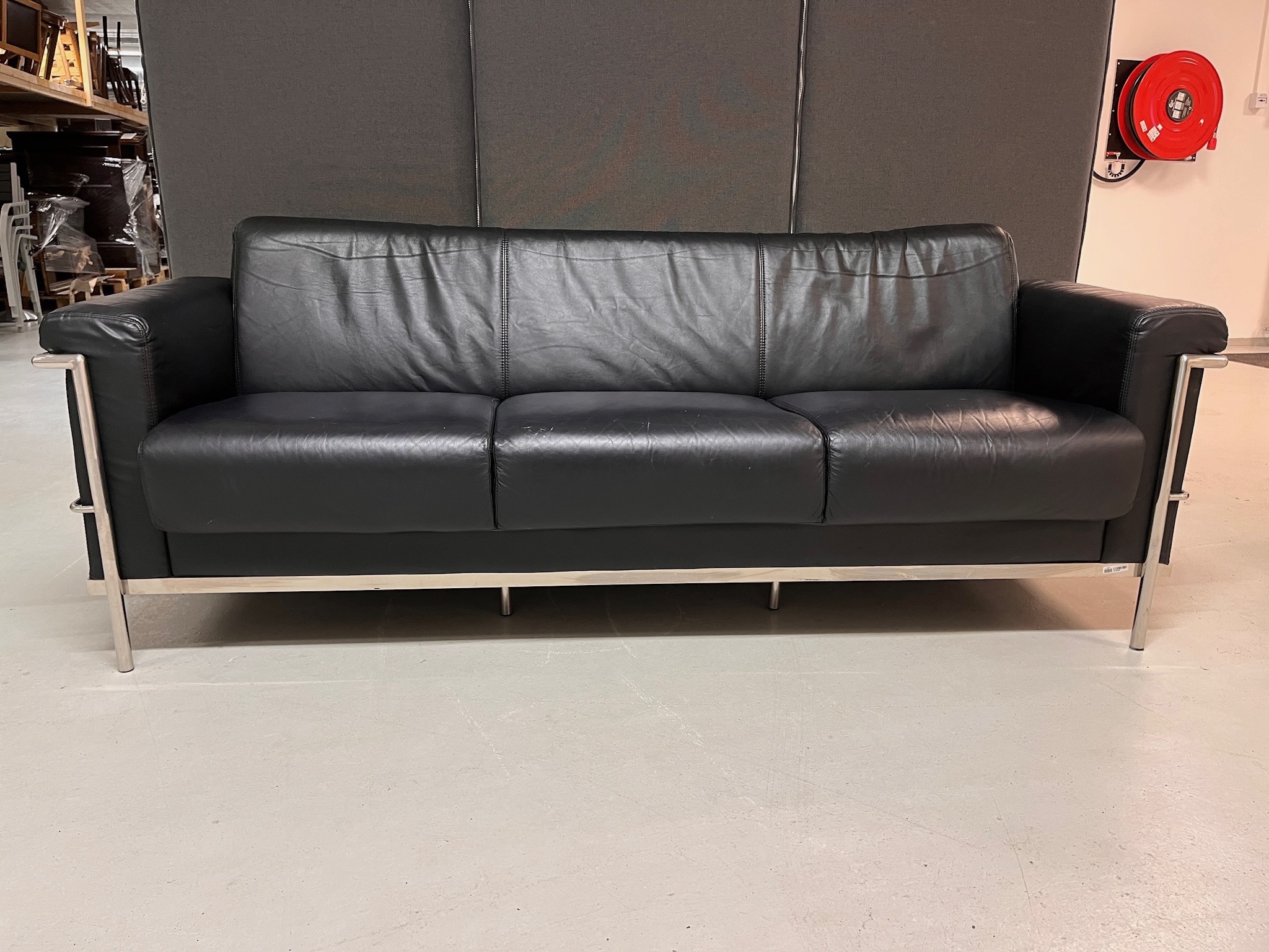 SELT / SOLD Sófi frá Alþingi, B210 x D68 x H80 sm. 3