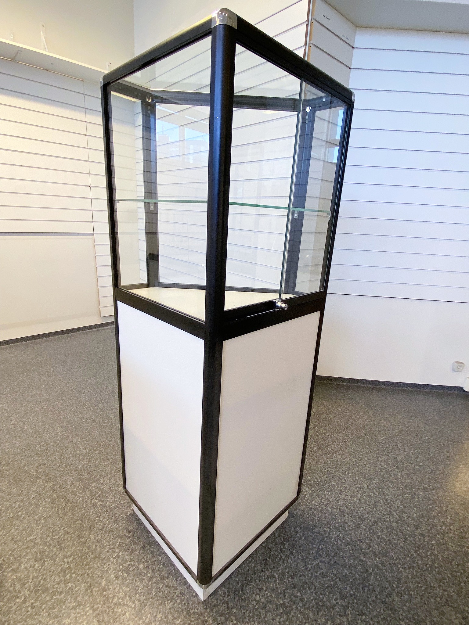 SELT / SOLD Verslunarlína - Afgreiðslupúlt H92 x L48 x D53 sm - 1 stk til. 5