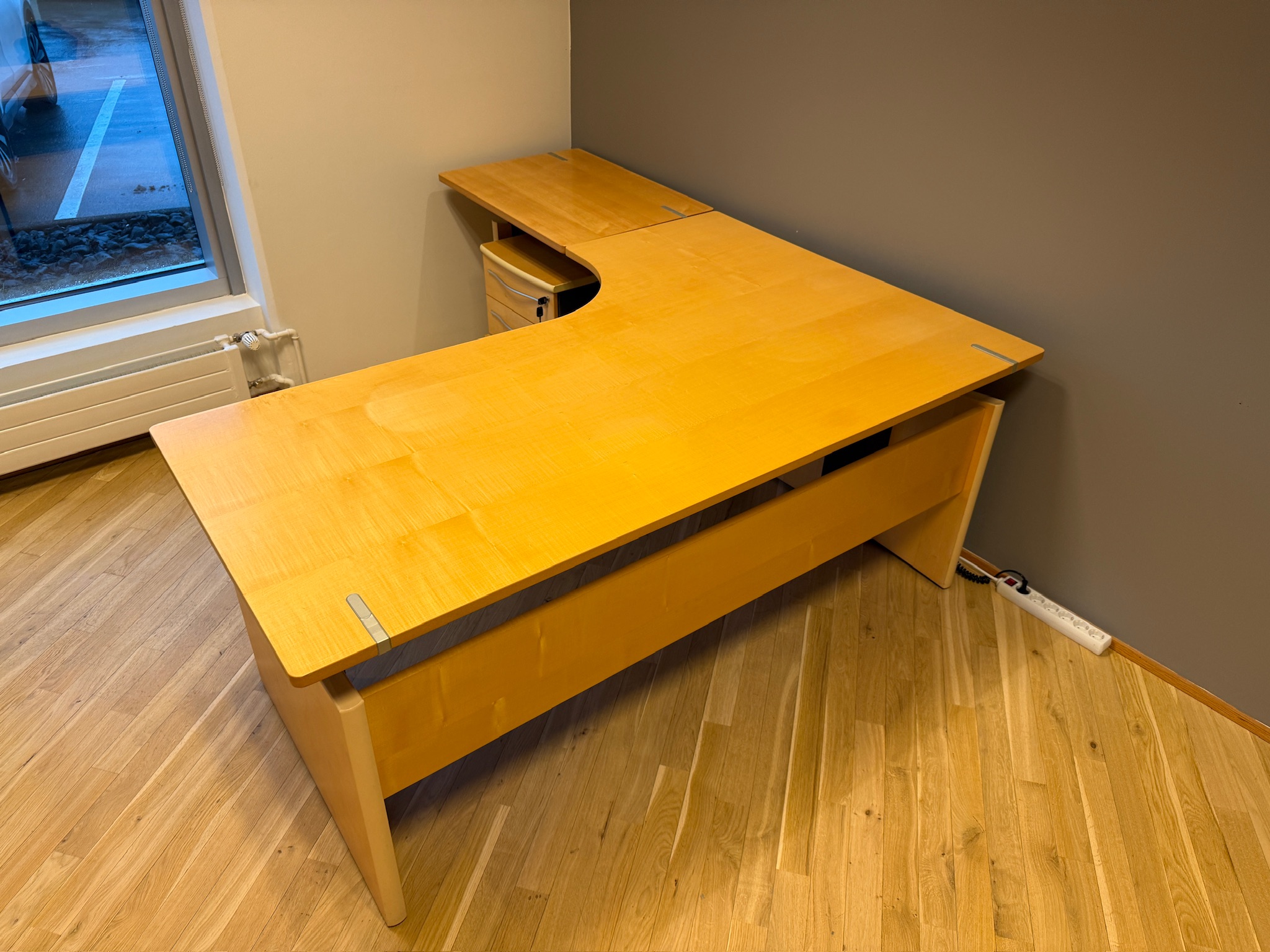 SELT / SOLD Dencon rafmagnshornborð m/blygðunarspjaldi, B200xL180sm. 2