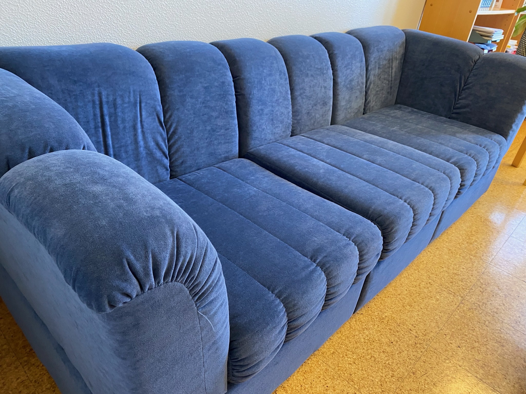 SELT / SOLD Velvet sófi, blár, 3ja sæta - Alþingi 5