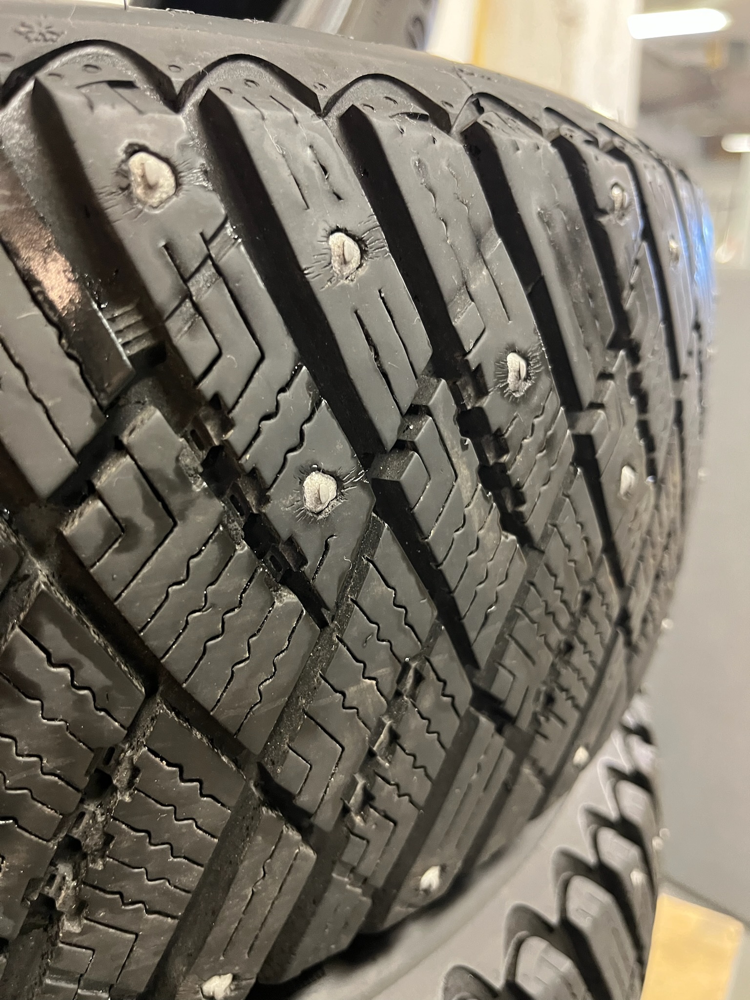 SELT / SOLD Goodyear nagladekk, 195/60/R15 2