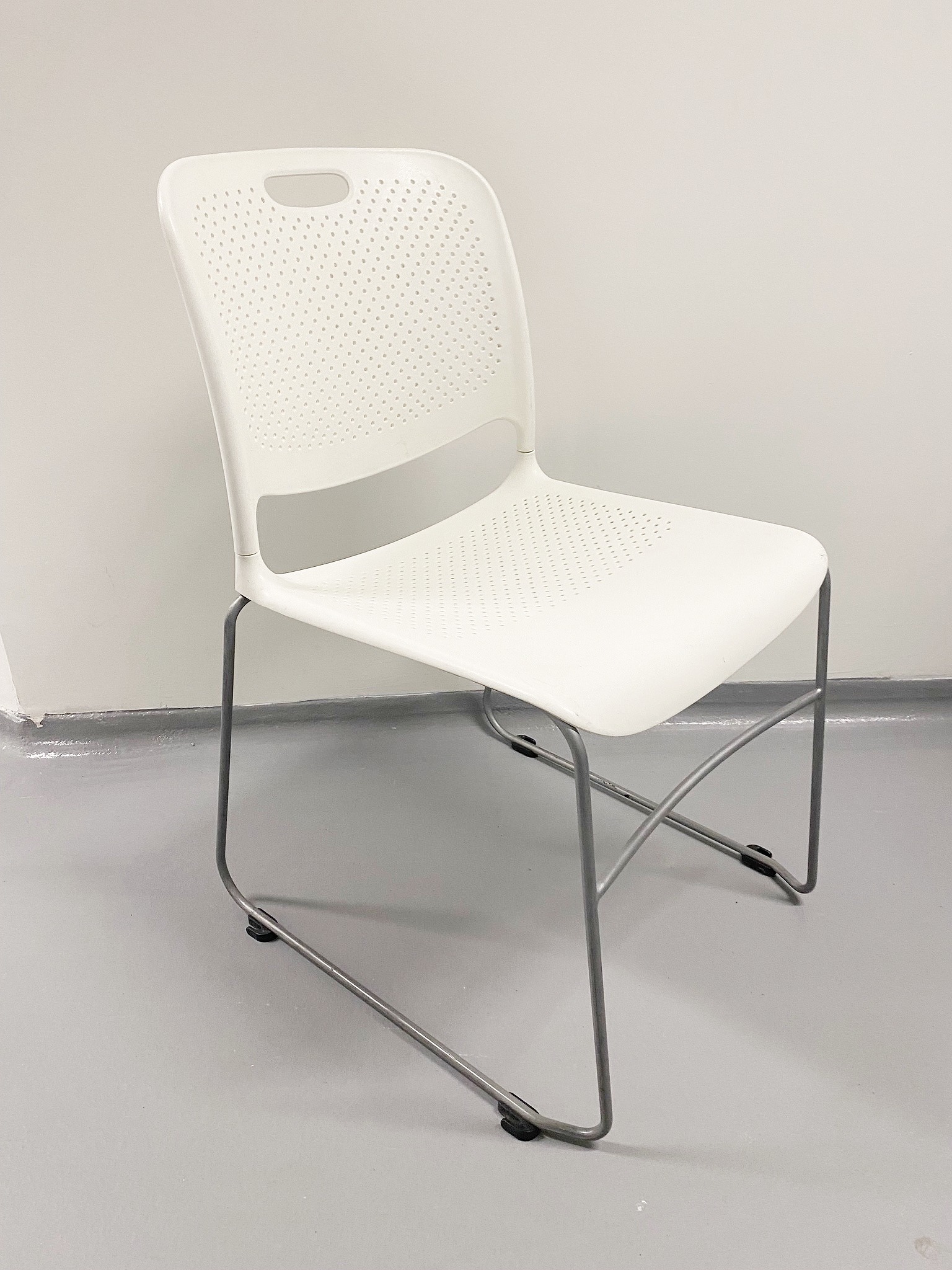 SELT / SOLD Stílhreinir eldhússtólar hvítir - staflanlegir 2