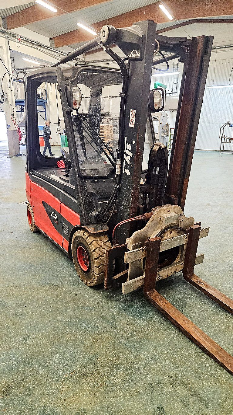 SELT / SOLD Linde E25L-01 lyftari, 2239 tímar (2021) 2