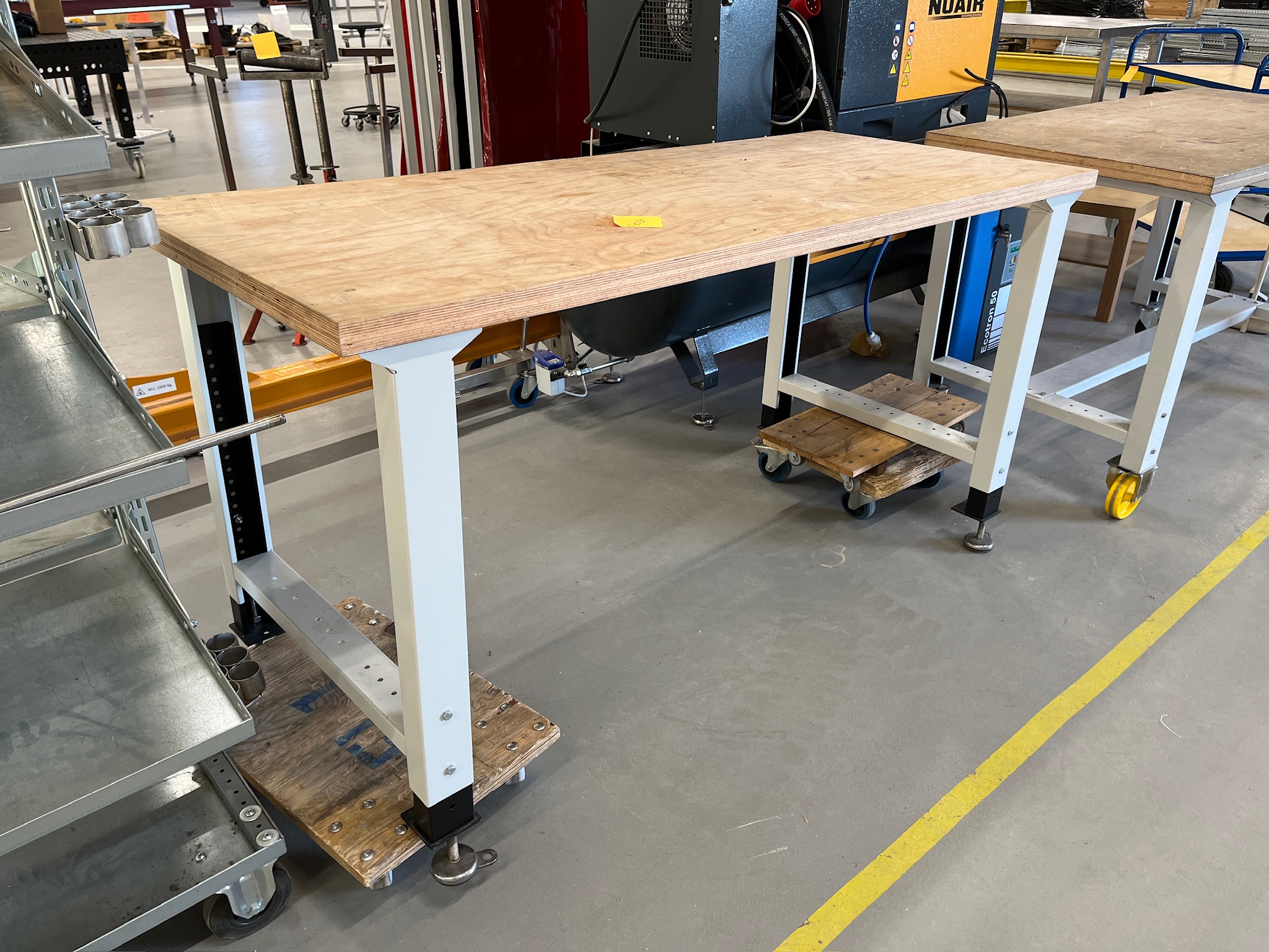 SELT / SOLD Gegnheilt vinnuborð, B175 x D75 x H92 sm.