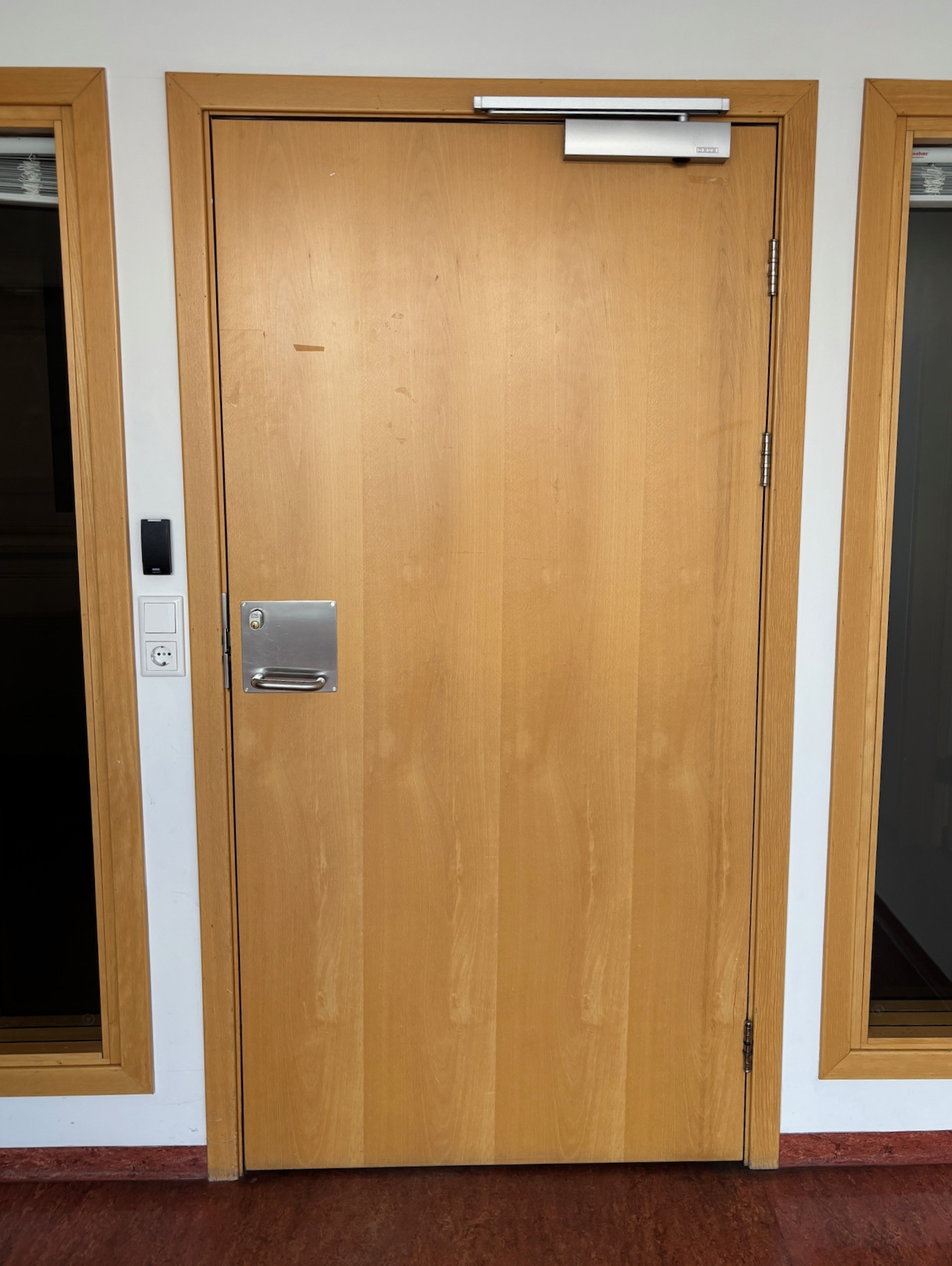SELT / SOLD Viðarhurð með pumpu og kortaaðgengi, H209xB115sm.