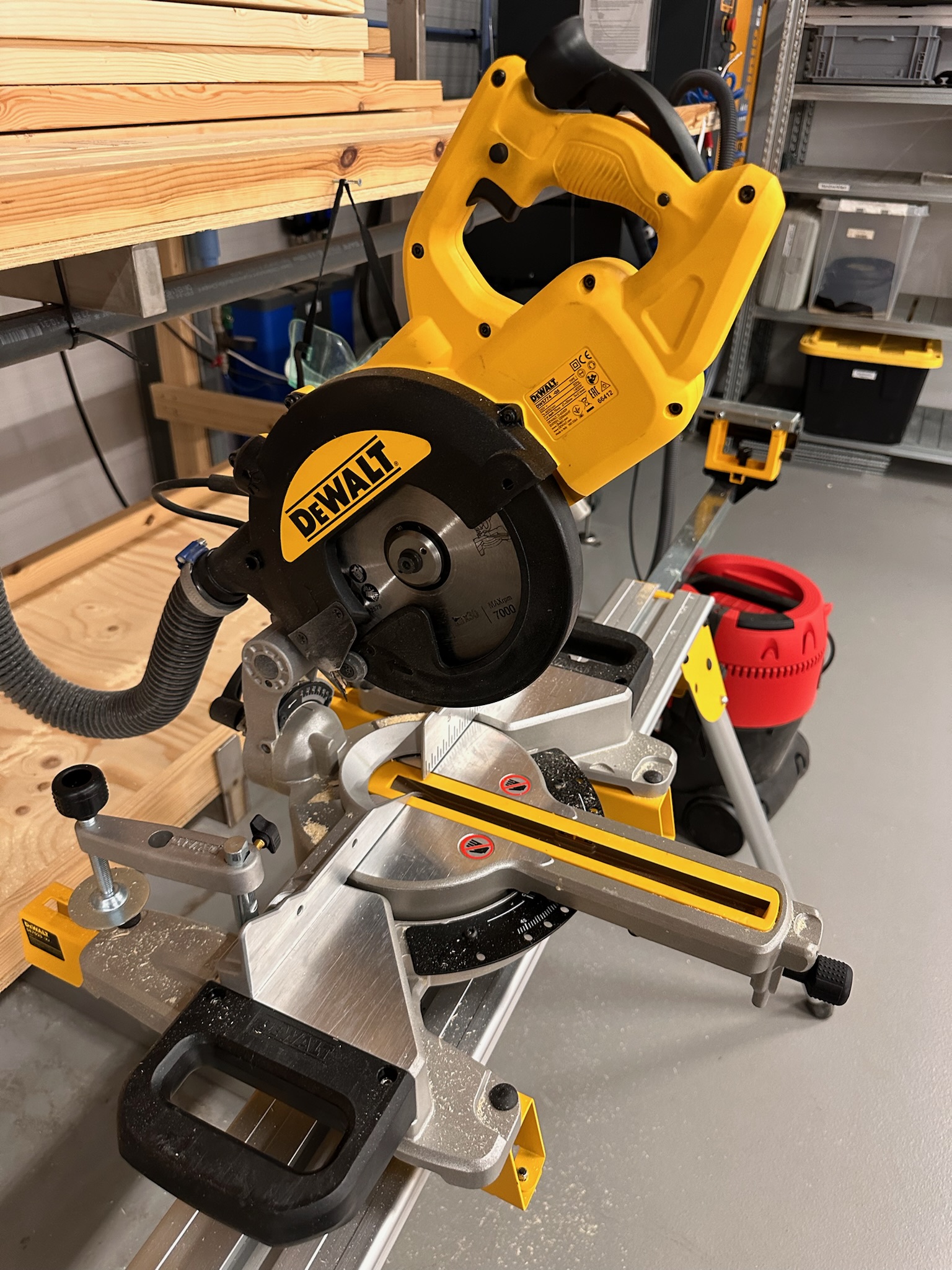 SELT / SOLD - Bútsög - kúttari og undirborð DeWalt DWS774 4