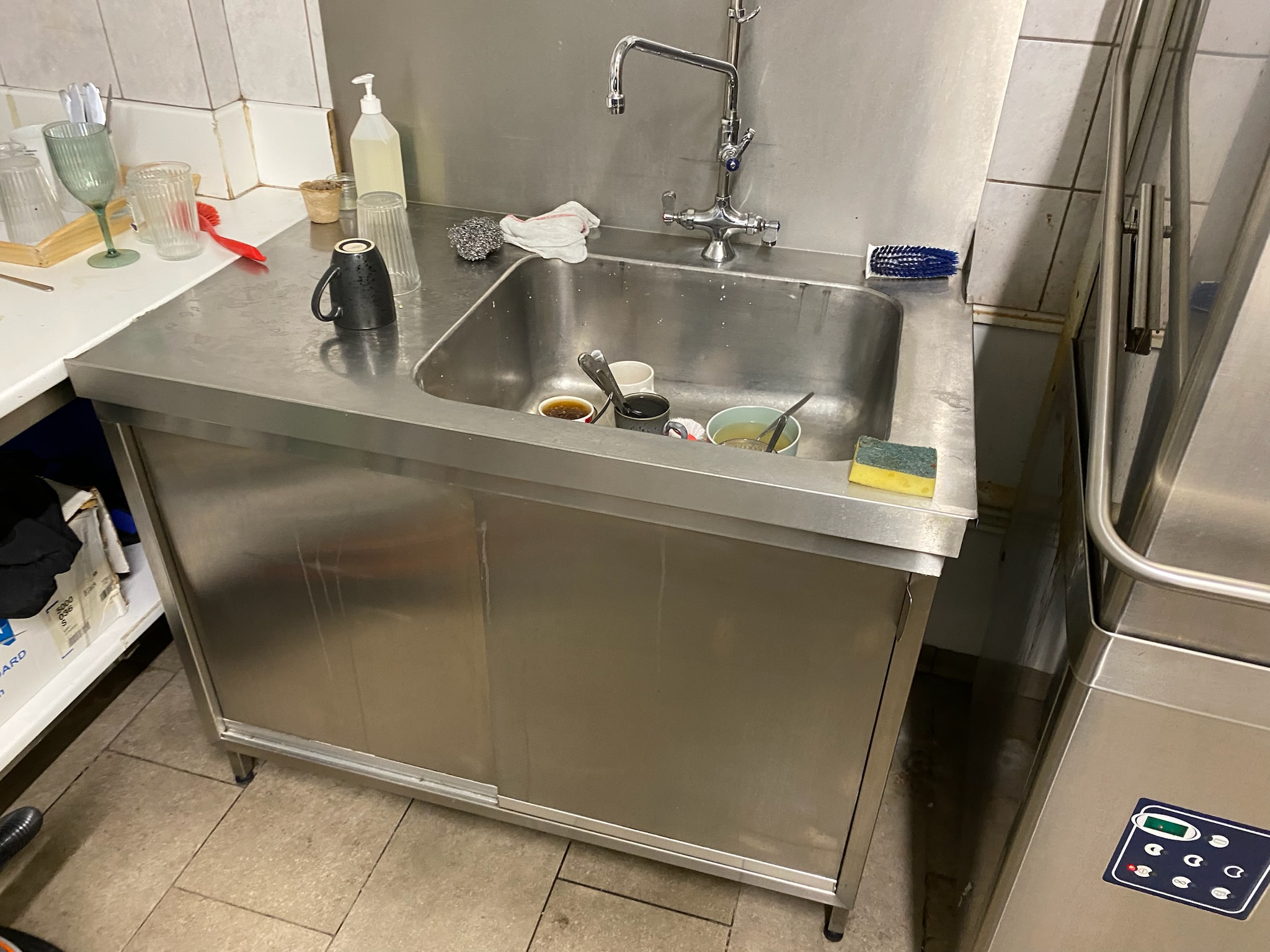 SELT / SOLD Stálborð með vaski og blöndunartækjum, B112 x D70 x H90 sm. 3