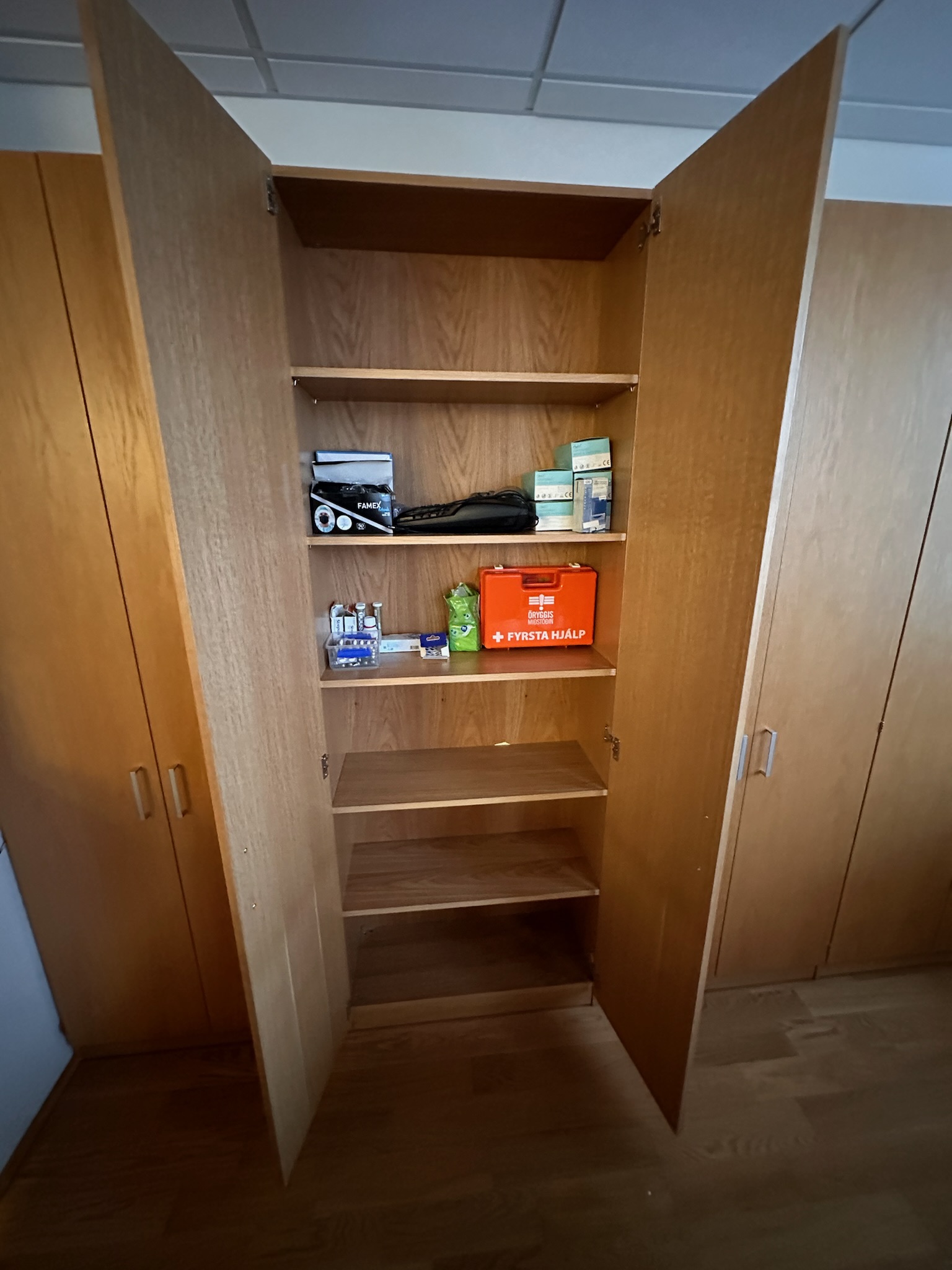 SELT / SOLD Eikar skápainnrétting, H222 x B320 sm. 5