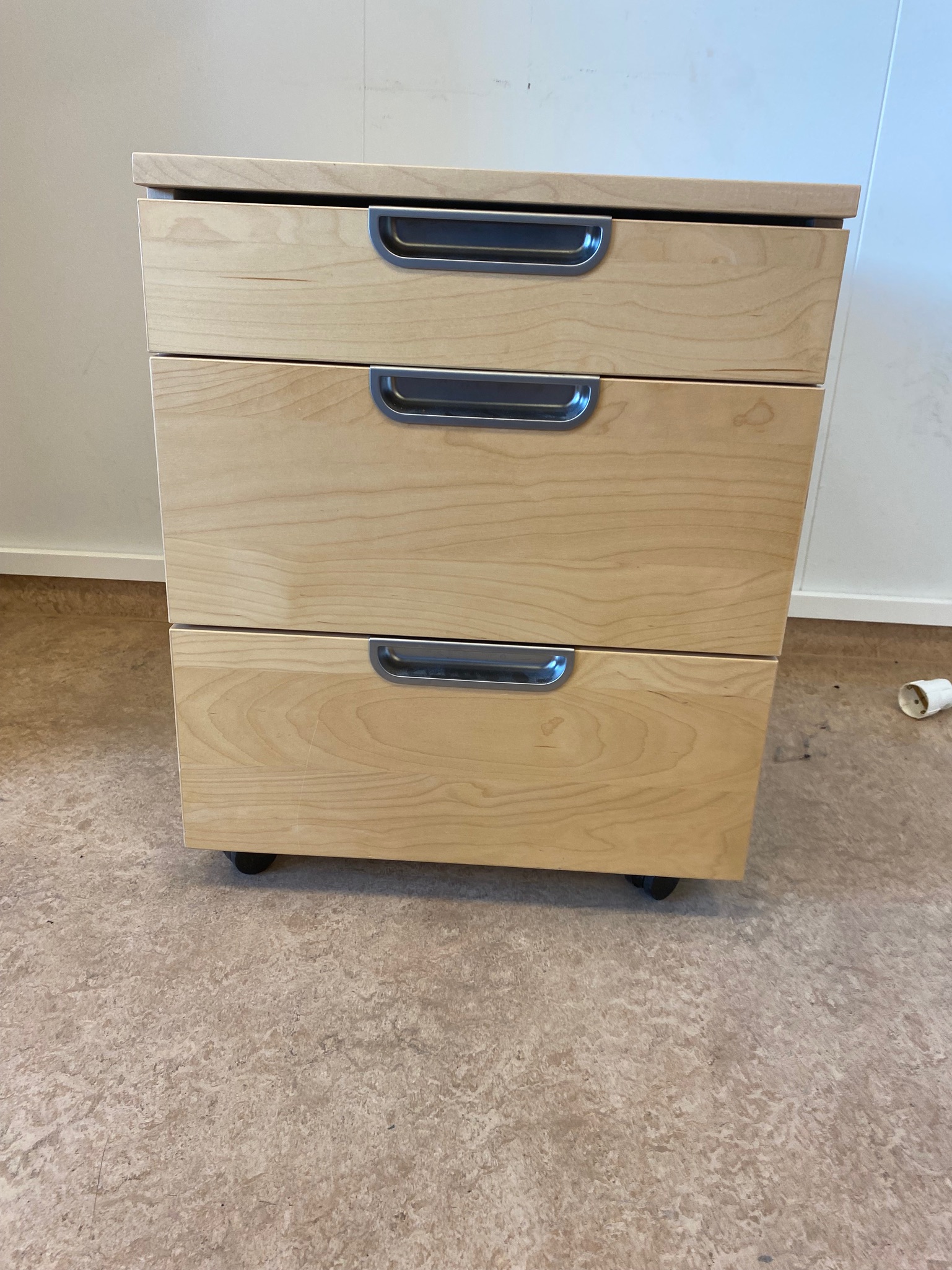 SELT / SOLD - IKEA skrifstofukálfur m.læsingu og á hjólum 4