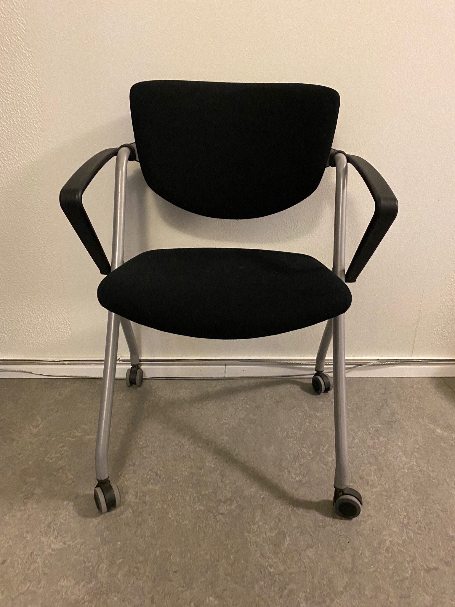 SELT / SOLD Fundarstóll með fellisetu frá Innx