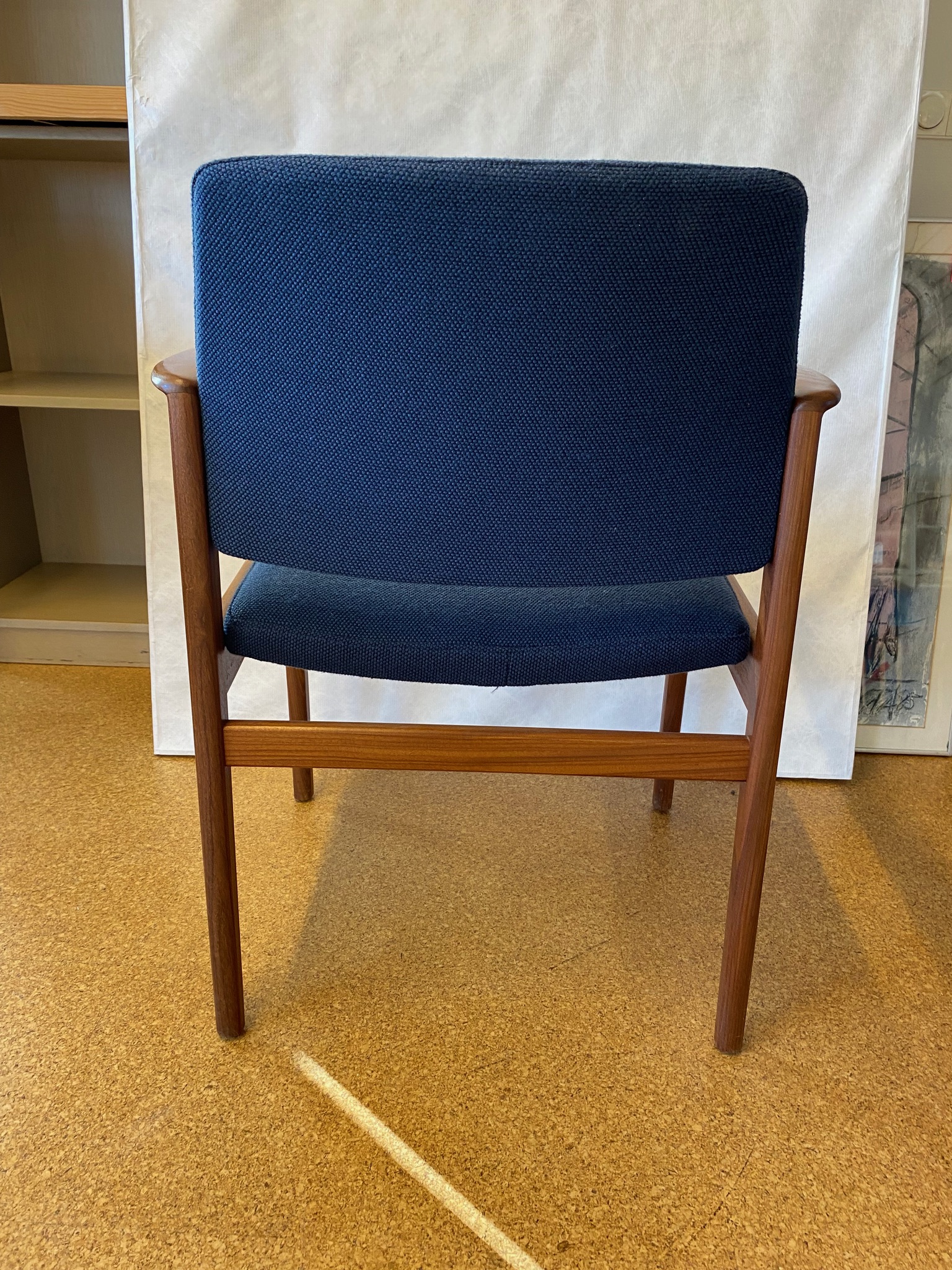 SELT / SOLD Handsmíðaðir viðarstólar með tausetu, dökk bláir 3